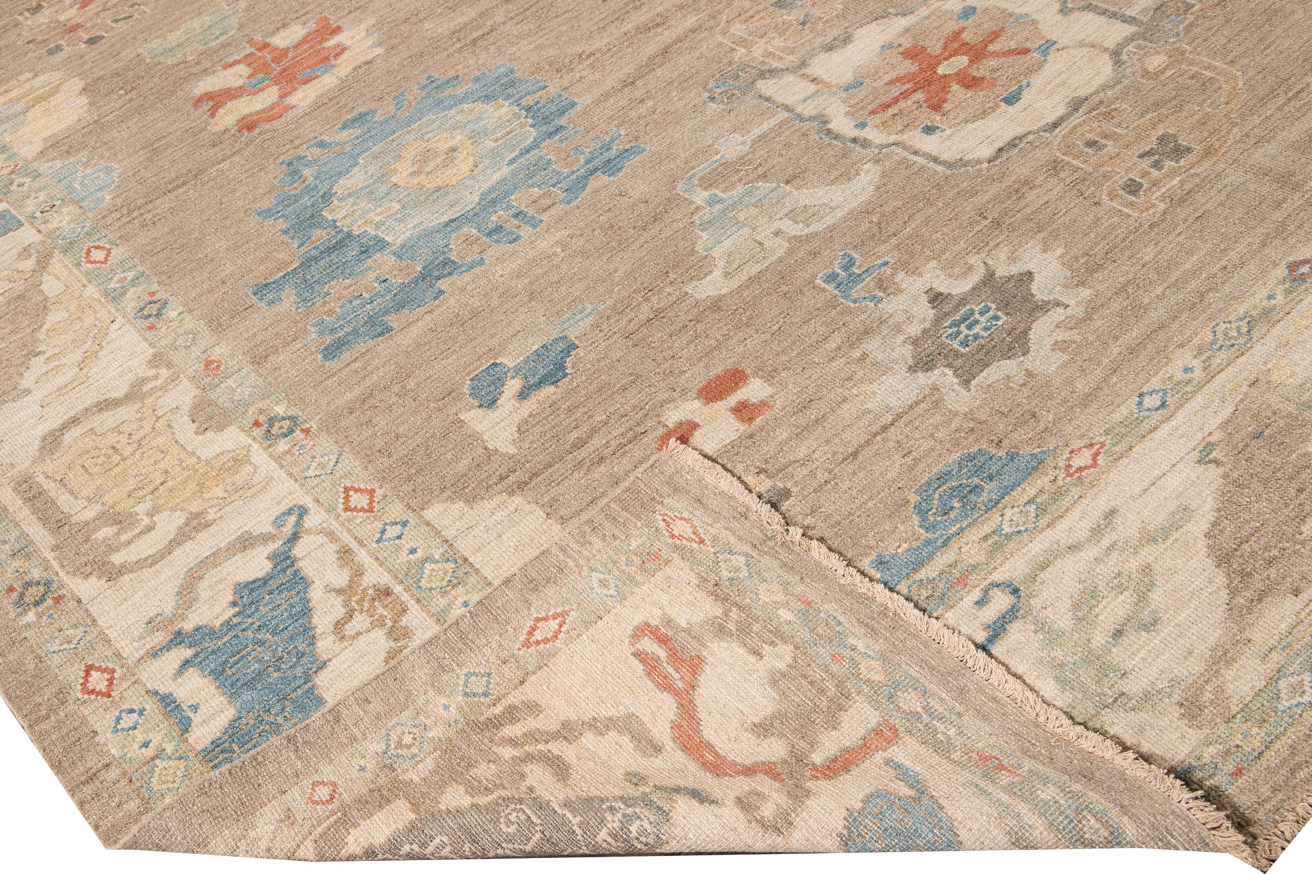 Schöner moderner, handgeknüpfter Sultanabad-Wollteppich mit braunem Feld. Dieser Sultanabad-Teppich hat einen beigen Rahmen und mehrfarbige Akzente in einem herrlichen, floralen Medaillon-Design.

Dieser Teppich misst: 10'6