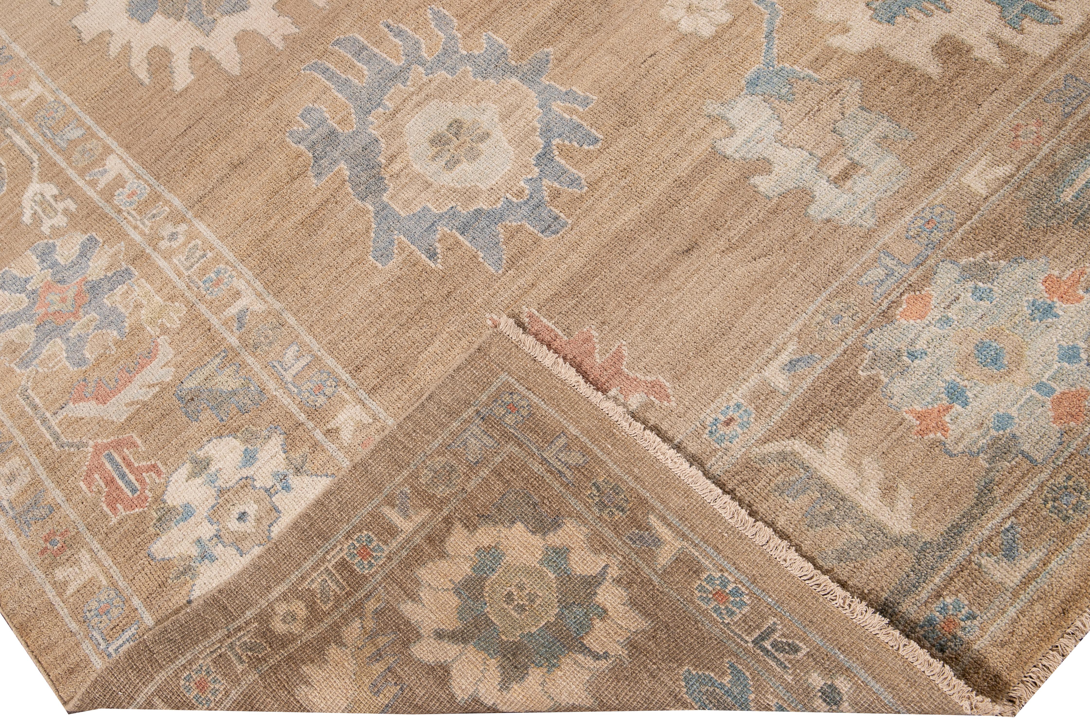 Schöner moderner, handgeknüpfter Sultanabad-Wollteppich mit braunem Feld. Dieser Sultanabad-Teppich hat einen mehrfarbigen Akzent in einem prächtigen klassischen Blumenmuster.

Dieser Teppich misst: 9'10
