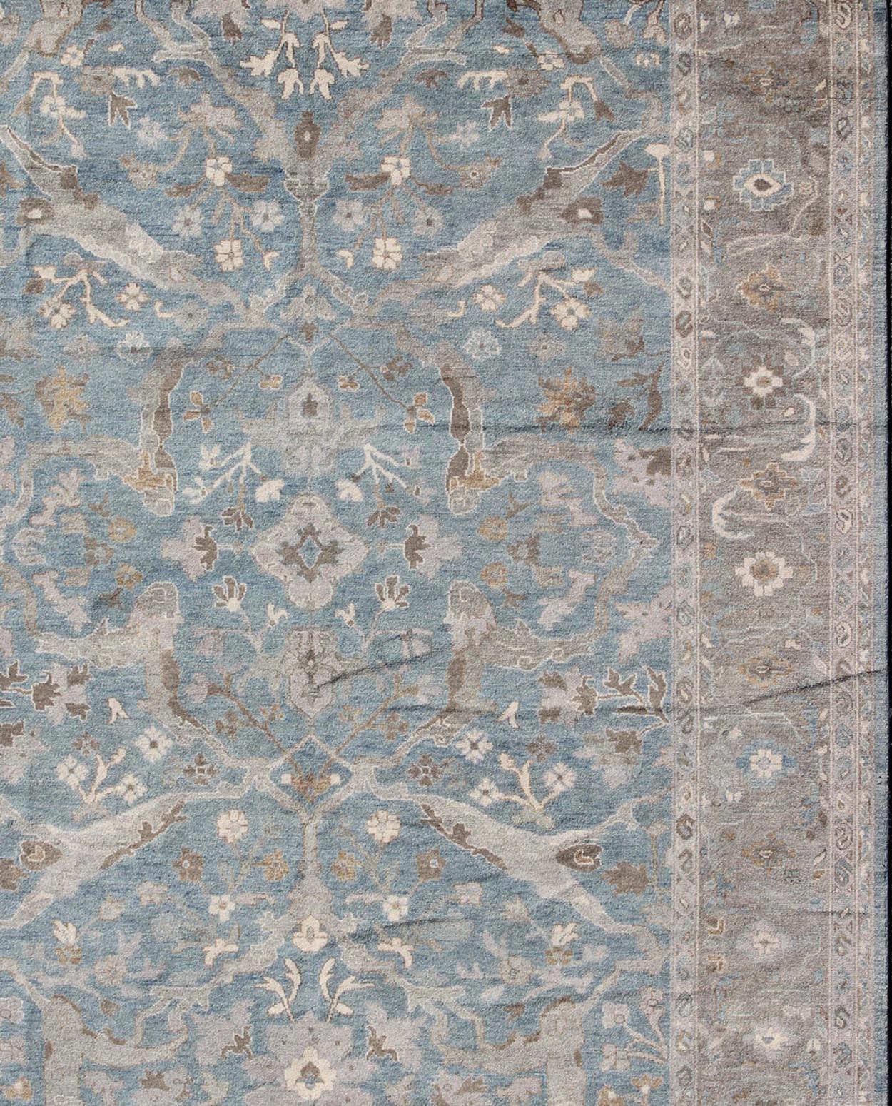 Zeitgenössischer Sultanabad-Teppich mit einzigartigen Farben. Moderner Sultanabad Design-Teppich in Blau, Grau von Keivan Woven Arts.  Keivan Woven Arts Teppich /OB-9350765-6470003, Herkunftsland / Typ: Indien / Sultanabad, ca. Anfang 21.