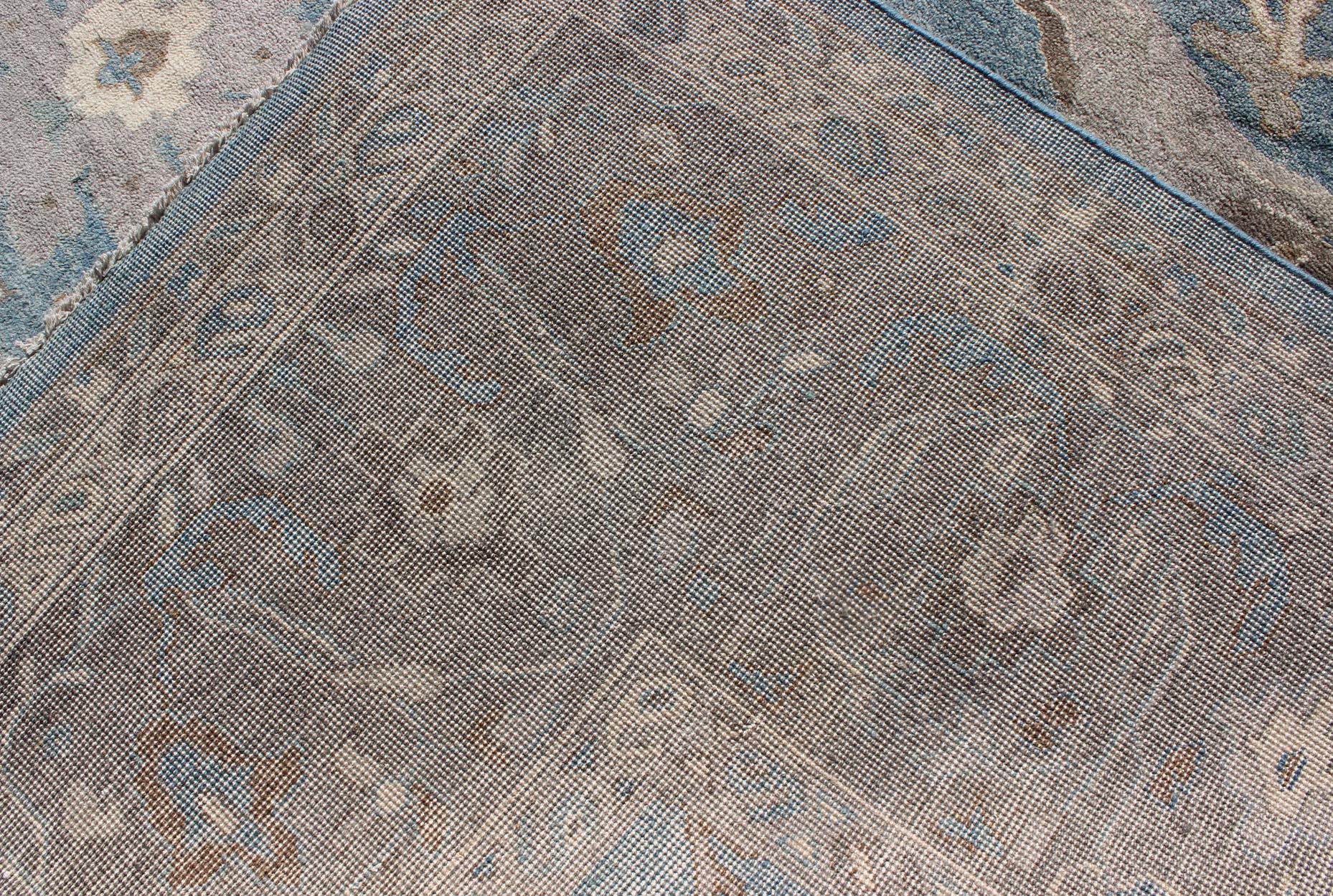 Moderner Teppich im Sultanabad-Design in Blau, Grau von Keivan Woven Arts  (Indisch) im Angebot