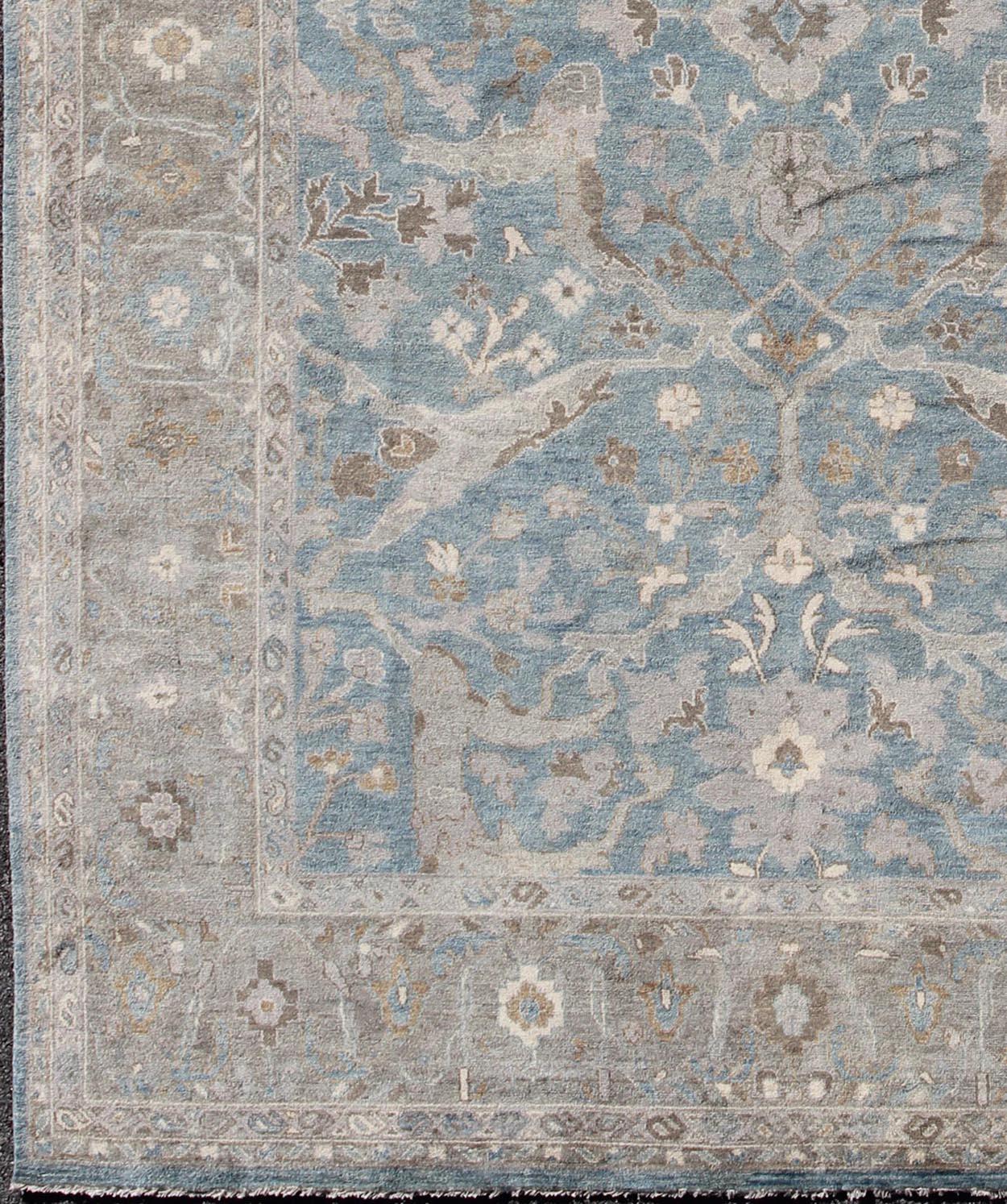 Moderner Teppich im Sultanabad-Design in Blau, Grau von Keivan Woven Arts  (Handgeknüpft) im Angebot