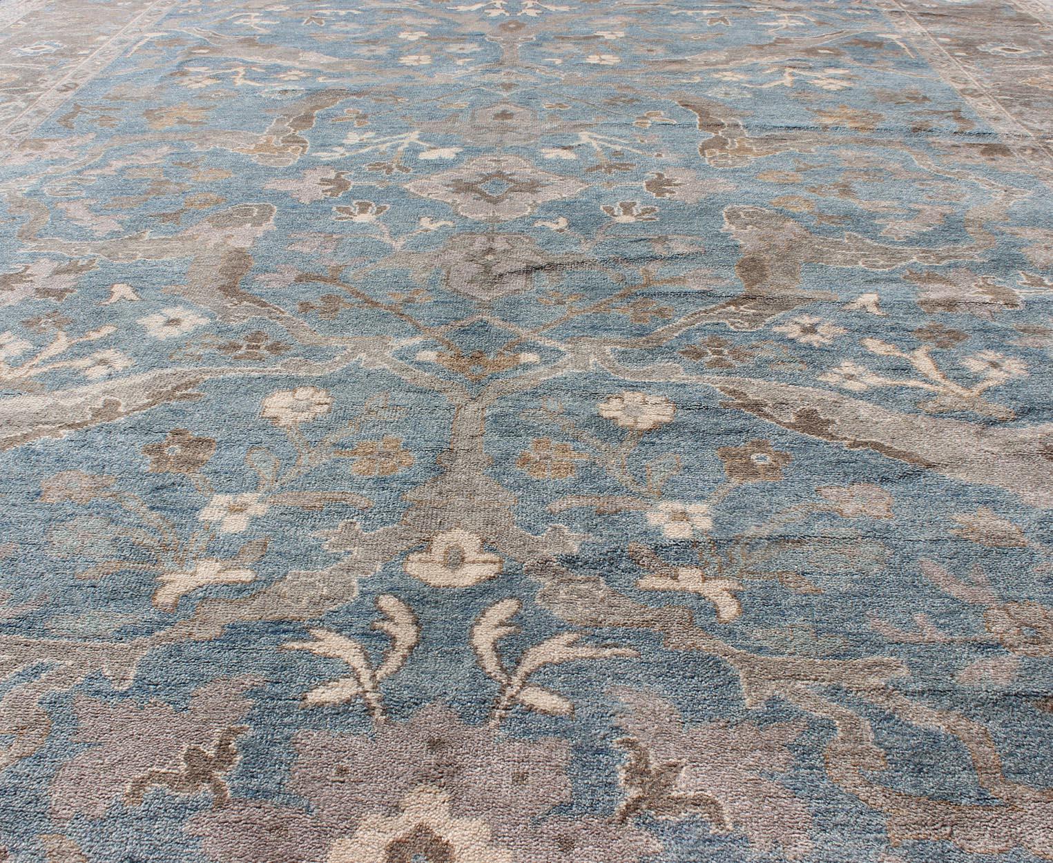 Moderner Teppich im Sultanabad-Design in Blau, Grau von Keivan Woven Arts  (21. Jahrhundert und zeitgenössisch) im Angebot