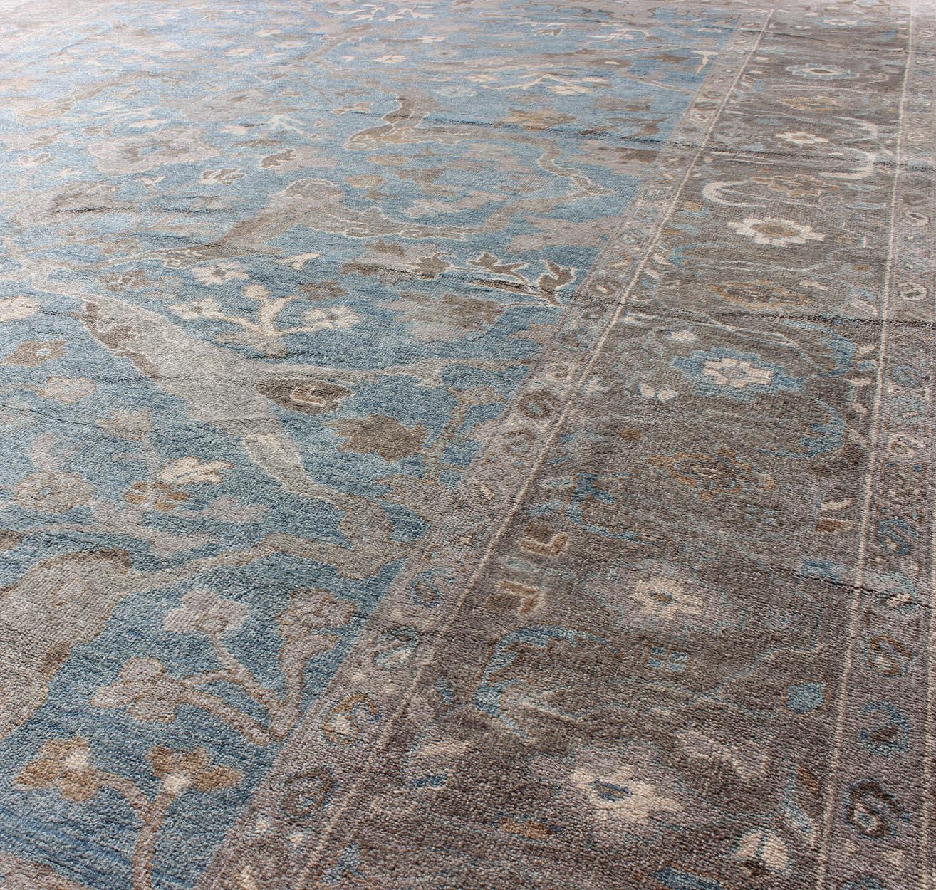 Moderner Teppich im Sultanabad-Design in Blau, Grau von Keivan Woven Arts  (Wolle) im Angebot