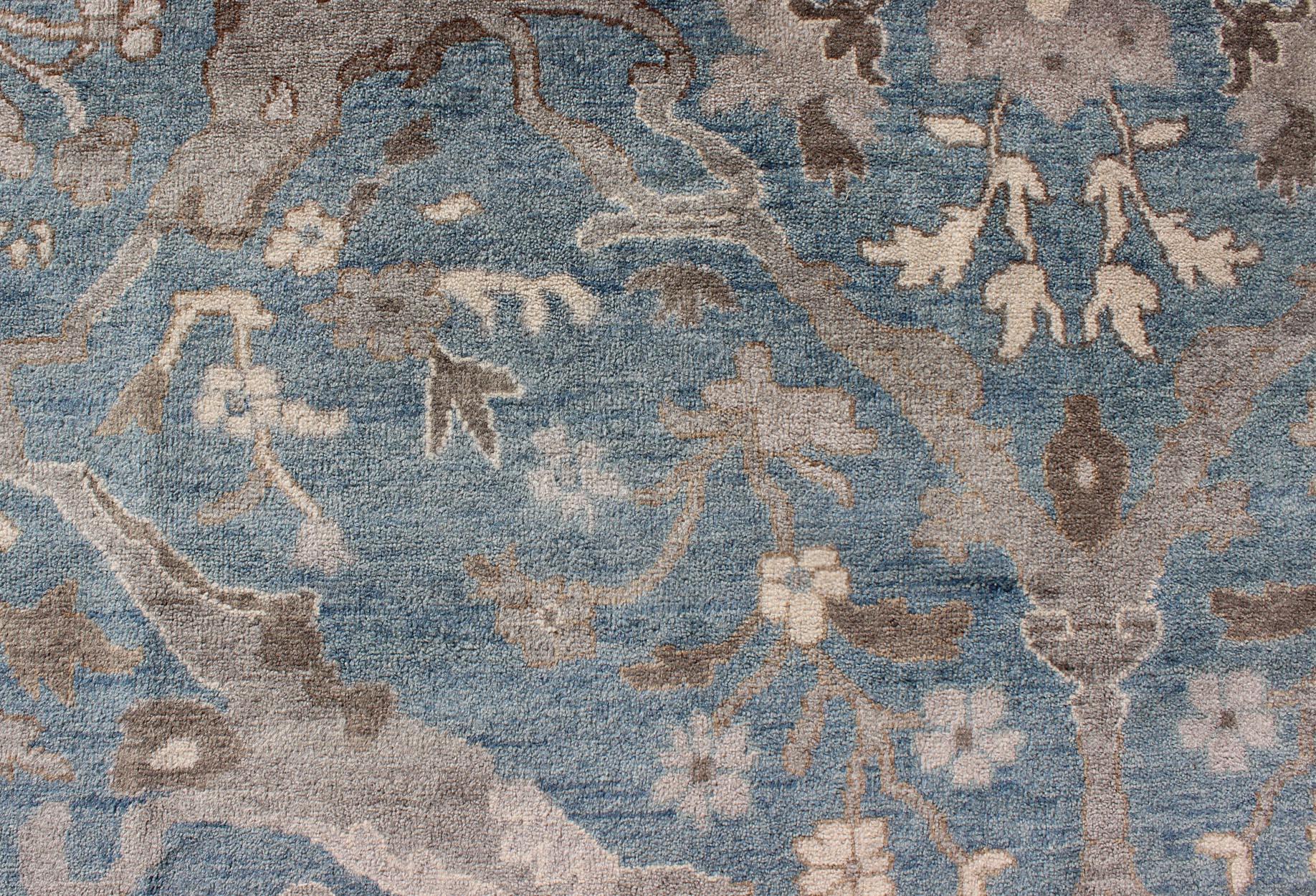 Alfombra moderna de diseño Sultanabad en azul y gris de Keivan Woven Arts en venta 2