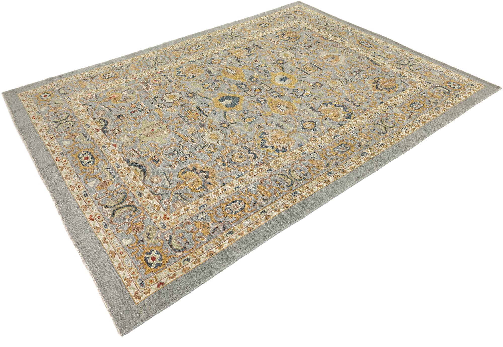 Handgeknüpfter moderner Sultanabad-Teppich, gewebt mit traditioneller Handwerkskunst.

Mit einem eleganten Allover-Muster aus stilisierten Palmetten, Rosetten und kantigen Ranken auf einem sanften grau-blauen Feld. Akzente in warmen Goldgelb-,