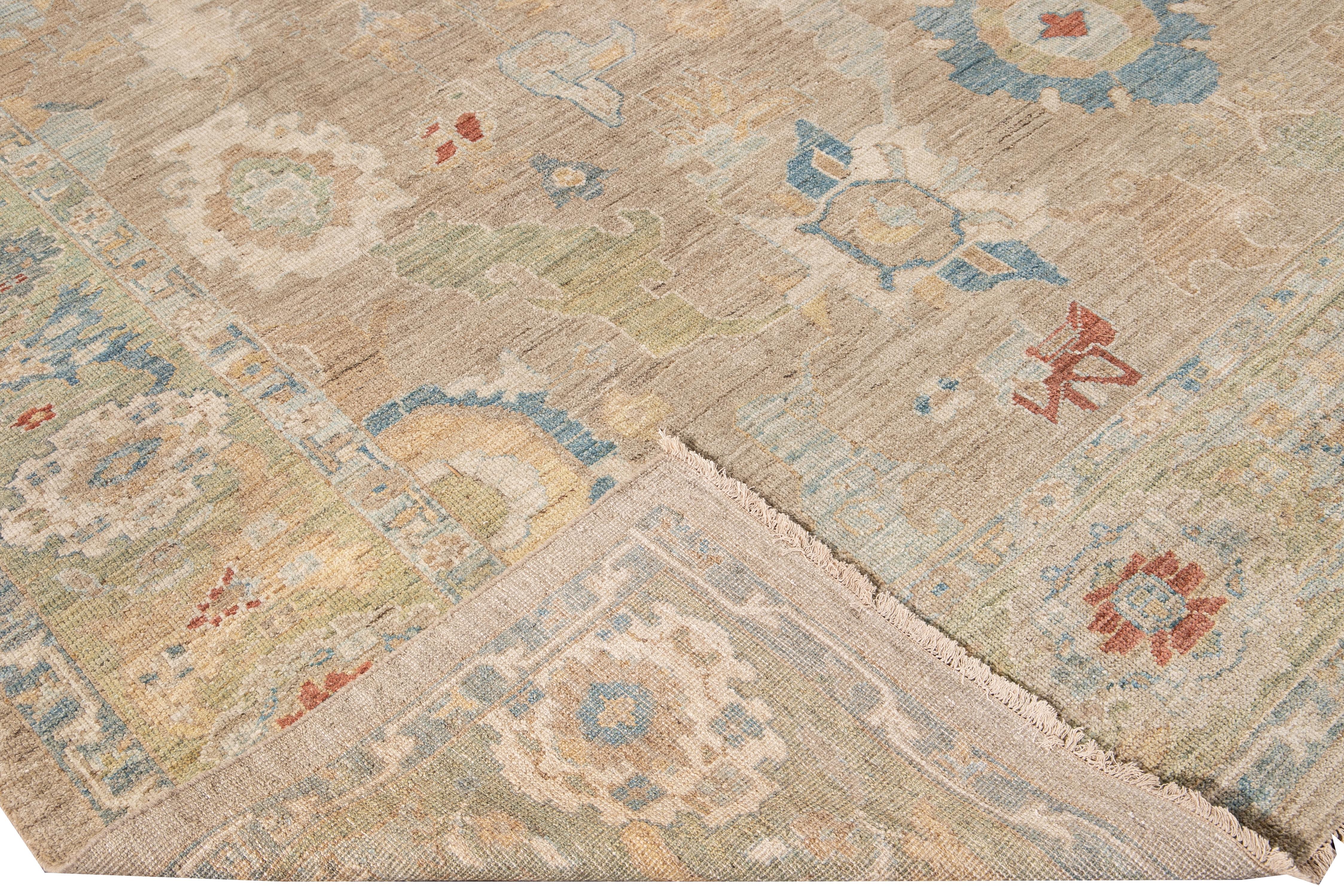 Magnifique tapis moderne Sultanabad en laine nouée à la main avec un champ beige. Ce tapis Sultanabad présente des accents ivoire, jaune, bleu et orange dans un superbe motif floral géométrique classique.

Ce tapis mesure : 10'6