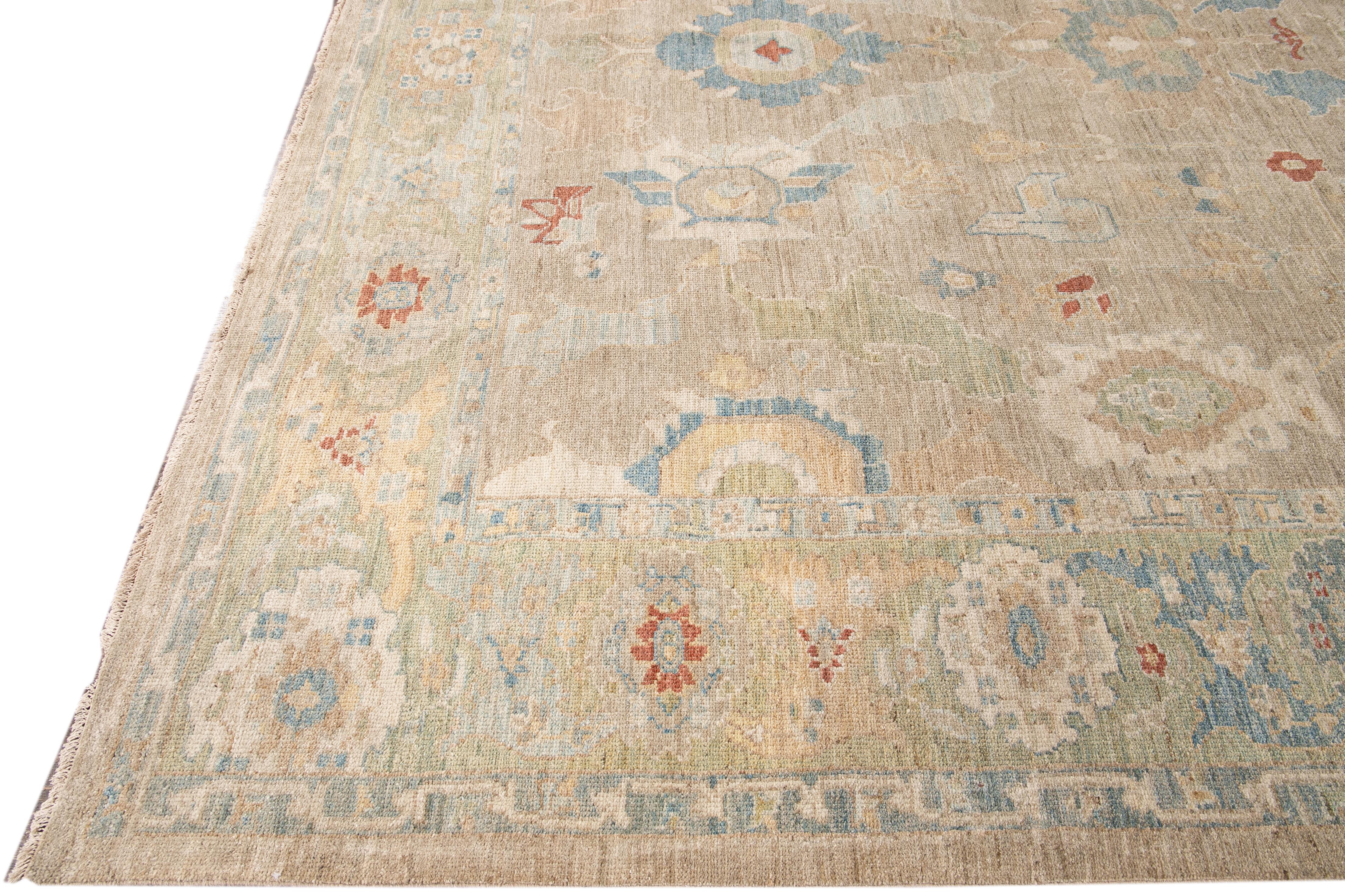 Noué à la main Tapis moderne en laine beige et vert à fleurs Sultanabad fait à la main en vente