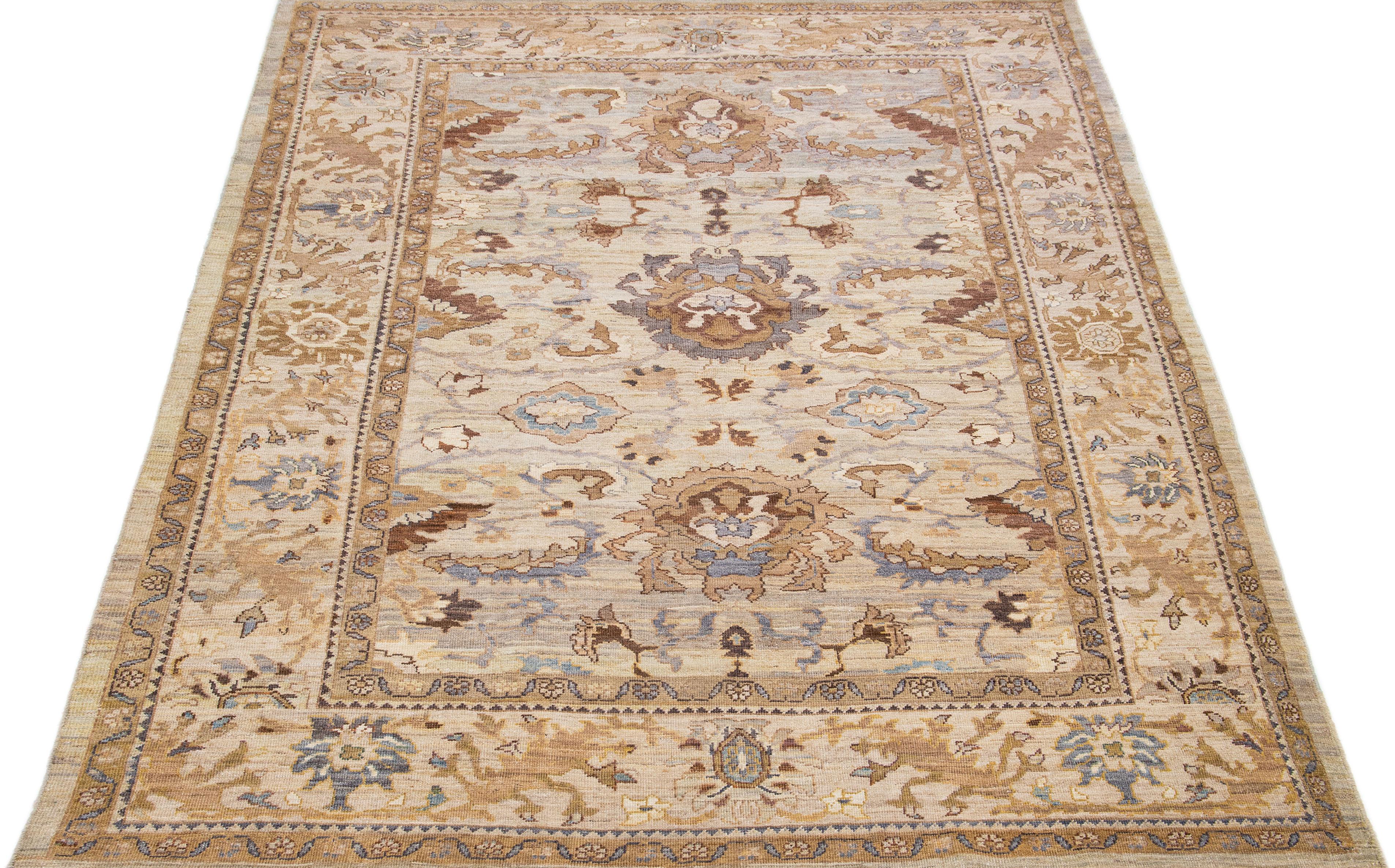 Schöner moderner Sultanabad Teppich aus handgeknüpfter Wolle mit einem beigen und grauen Farbfeld. Dieser Teppich hat einen gestalteten Rahmen mit blauen und braunen Akzenten in einem wunderschönen floralen Allover-Muster.

Dieser Teppich misst: