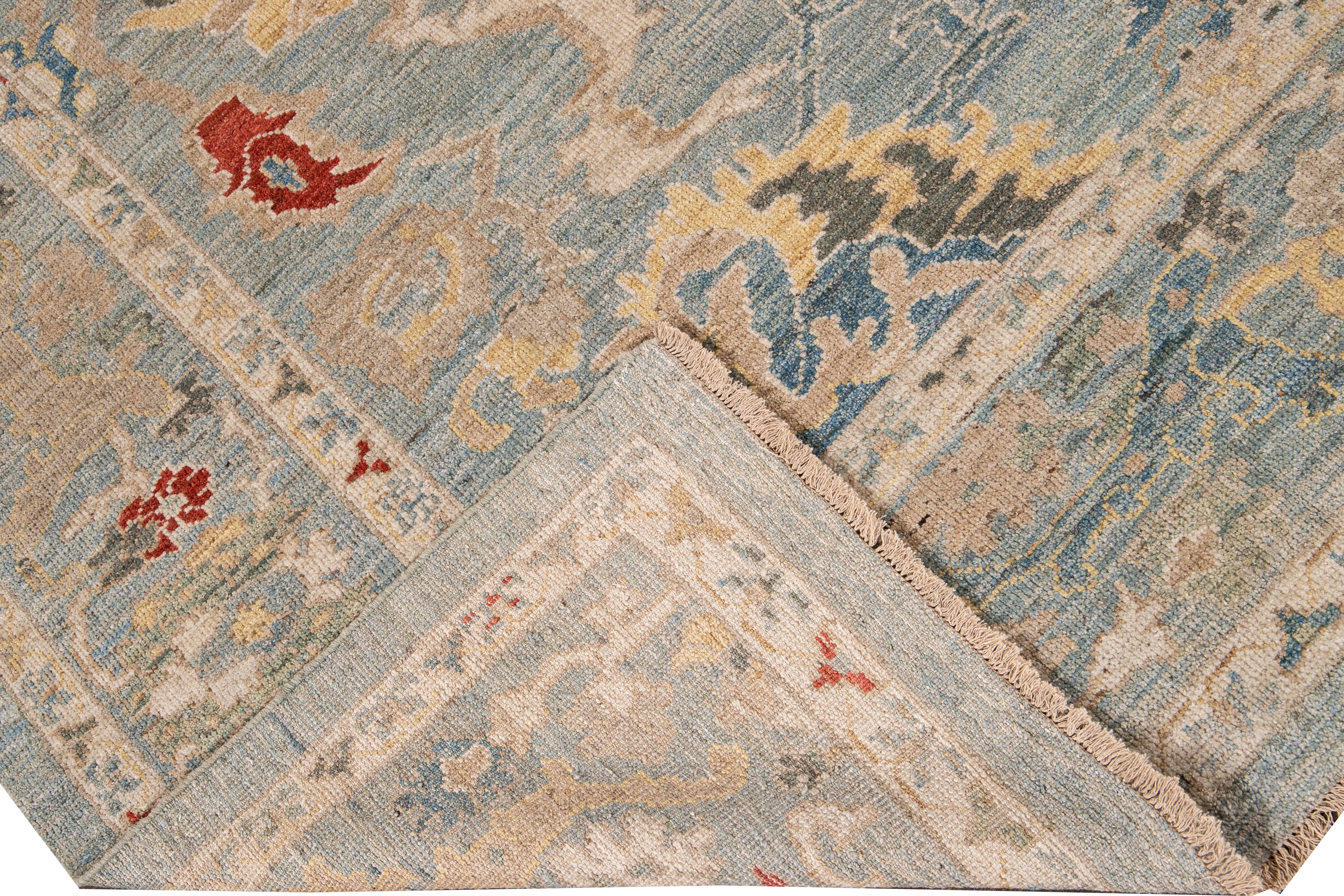 Schöner moderner, handgeknüpfter Sultanabad-Wollteppich mit blauem Feld. Dieser Sultanabad-Teppich hat einen blauen Rahmen und mehrfarbige Akzente in einem prächtigen, floralen Medaillon-Design.

Dieser Teppich misst: 8'4