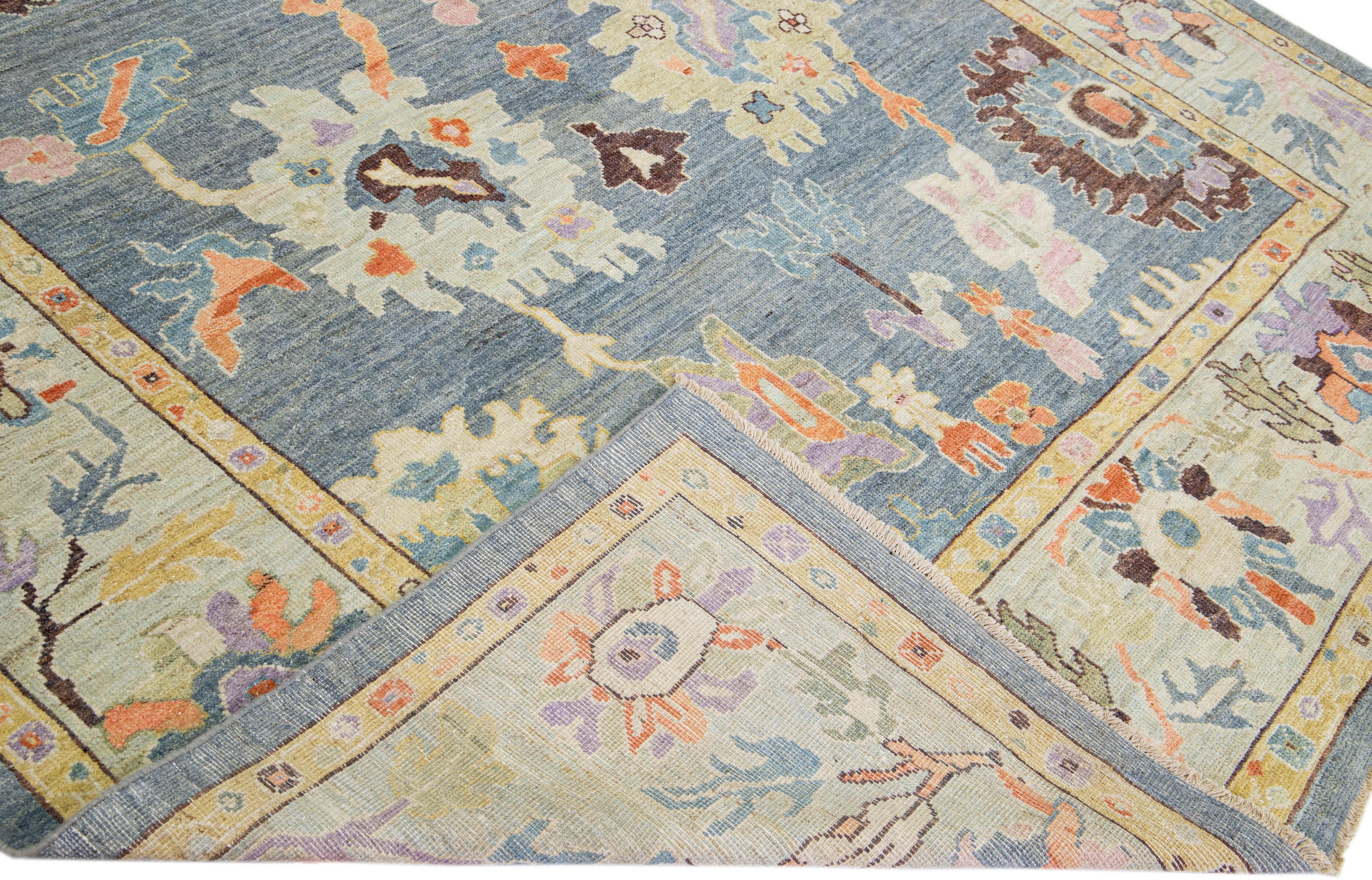 Schöner moderner, handgeknüpfter Sultanabad-Wollteppich mit blauem Feld. Dieser Sultanabad-Teppich hat einen grünen Rahmen und mehrfarbige Akzente in einem prächtigen klassischen Blumenmuster.

Dieser Teppich misst: 8'3