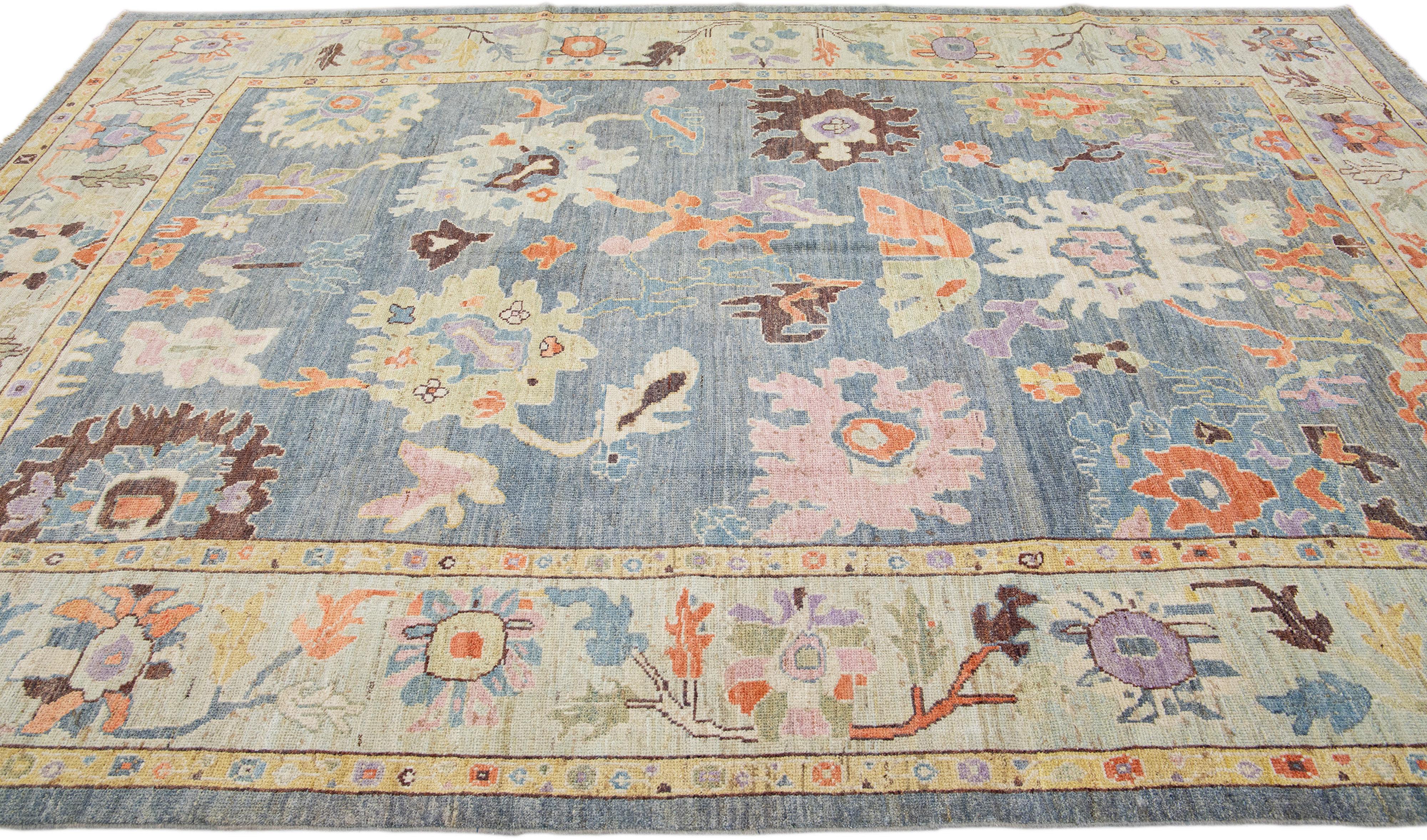 Moderner blauer Sultanabad-Wollteppich im floralen Design, handgefertigt (Handgeknüpft) im Angebot