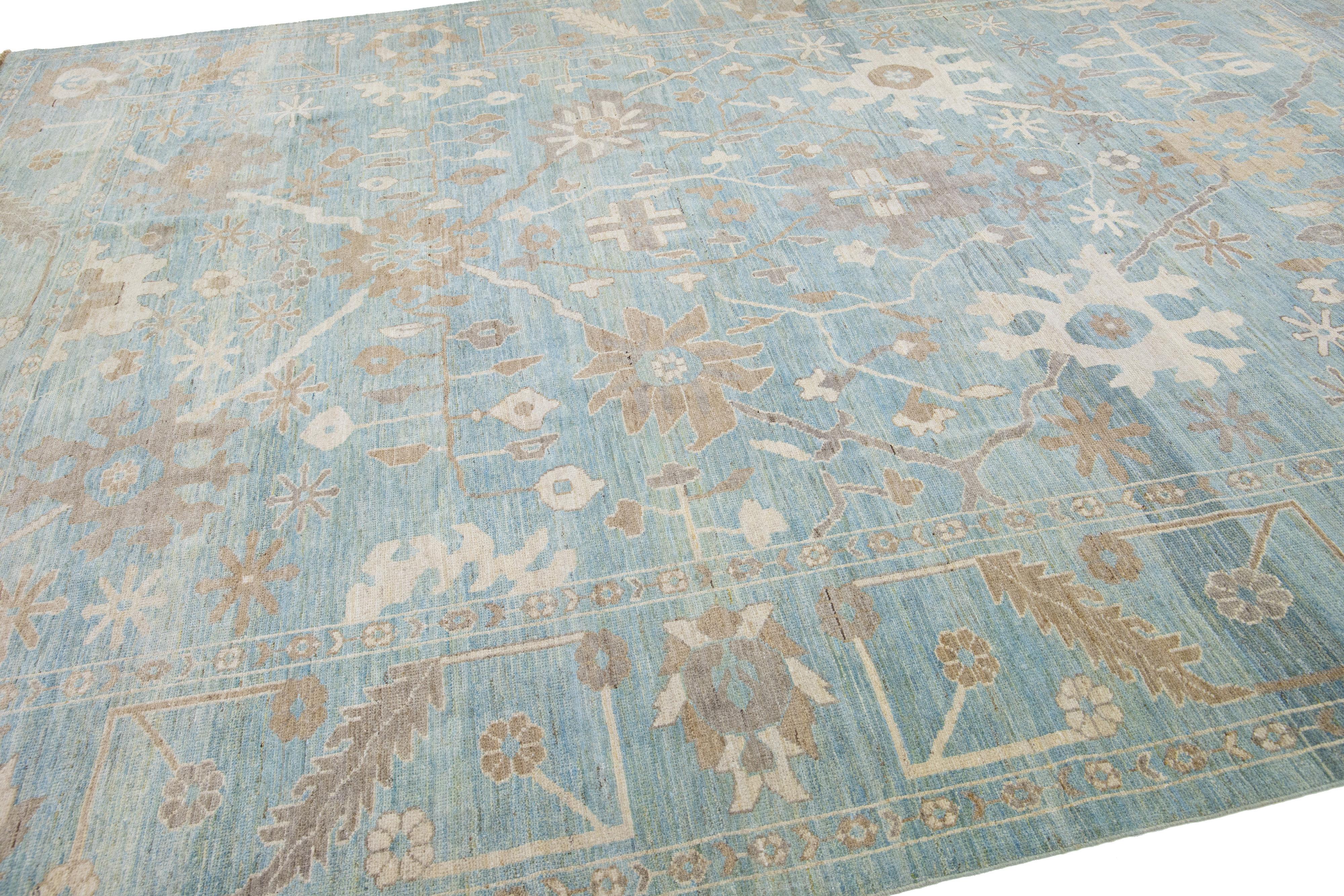 Alfombra moderna de lana azul con motivos florales hecha a mano en Sultanabad Rugs en venta 3