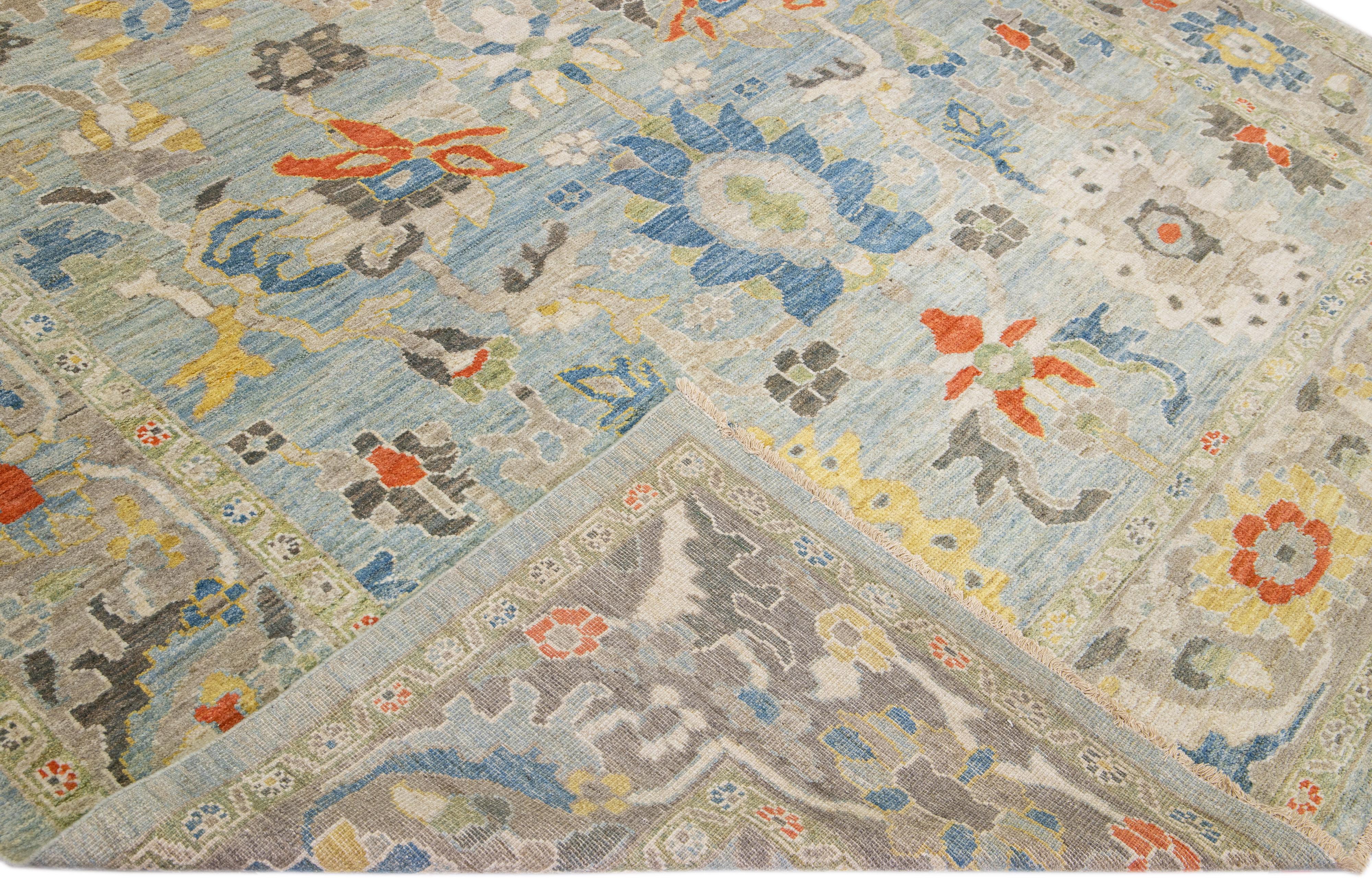 Schöner moderner, handgeknüpfter Sultanabad-Wollteppich mit blauem Feld. Dieser Sultanabad-Teppich hat einen beigen Rahmen und mehrfarbige Akzente in einem prächtigen klassischen Blumenmuster.

Dieser Teppich misst: 8'9