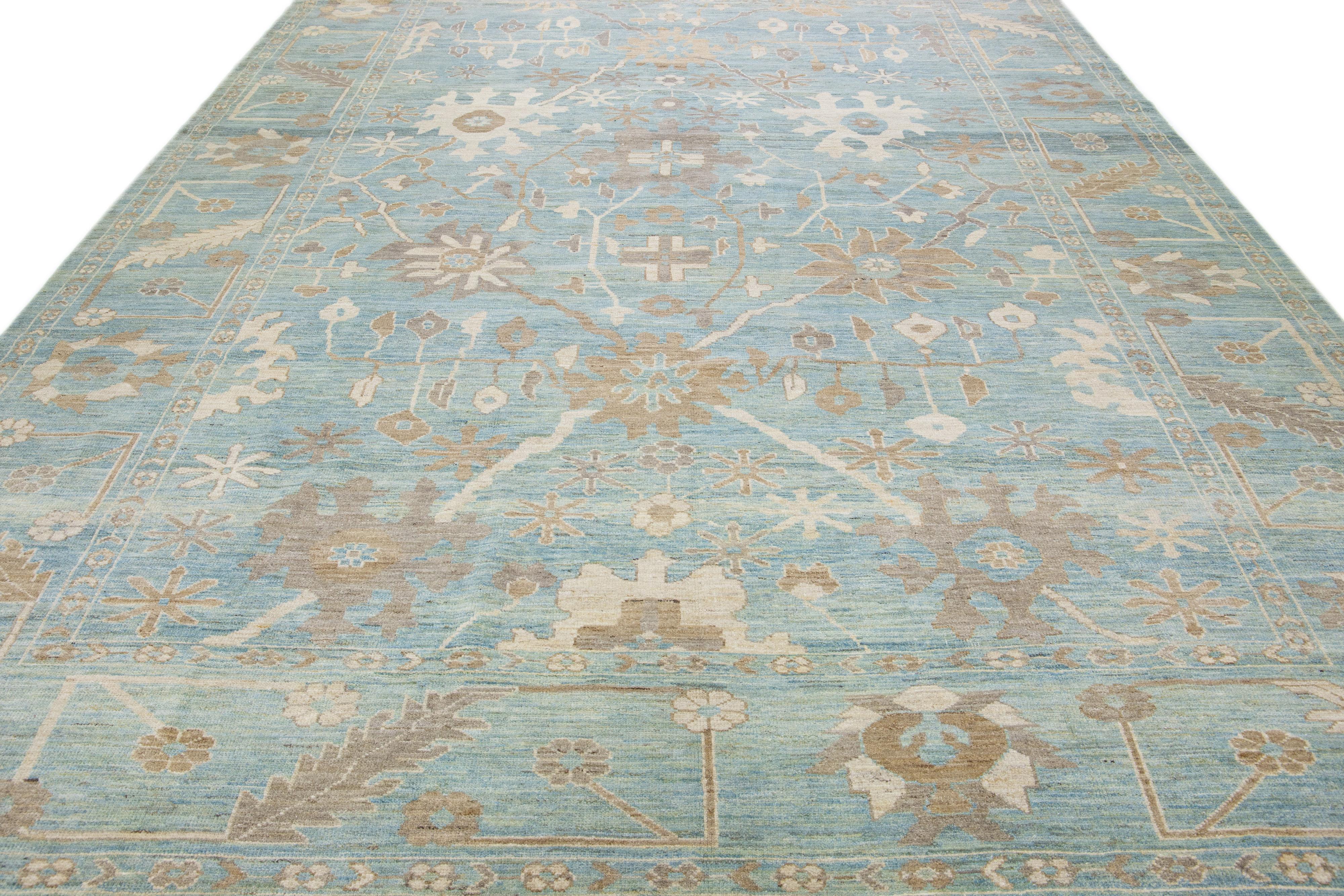 Alfombra moderna de lana azul con motivos florales hecha a mano en Sultanabad Rugs Persa en venta