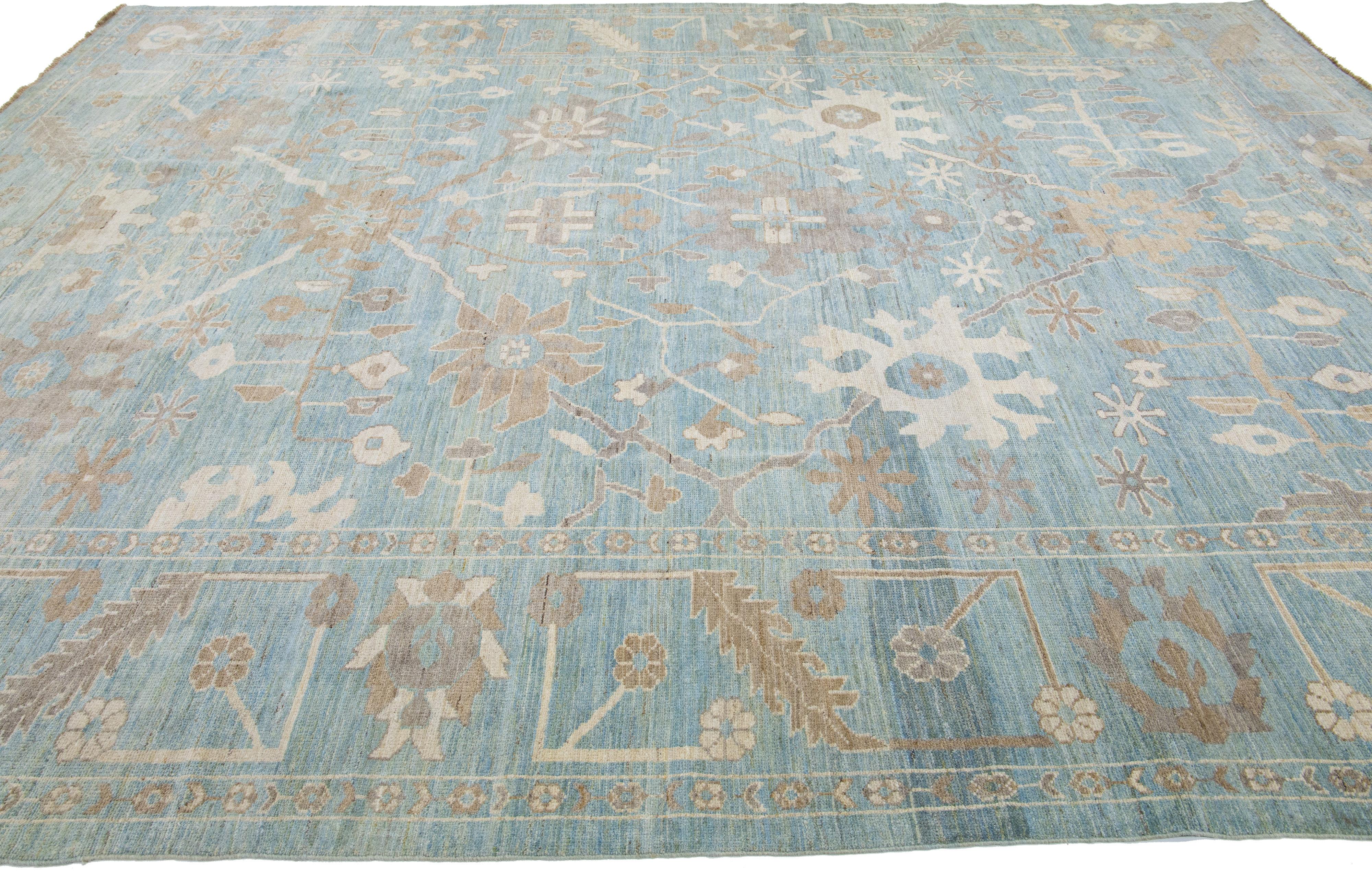 Alfombra moderna de lana azul con motivos florales hecha a mano en Sultanabad Rugs Anudado a mano en venta