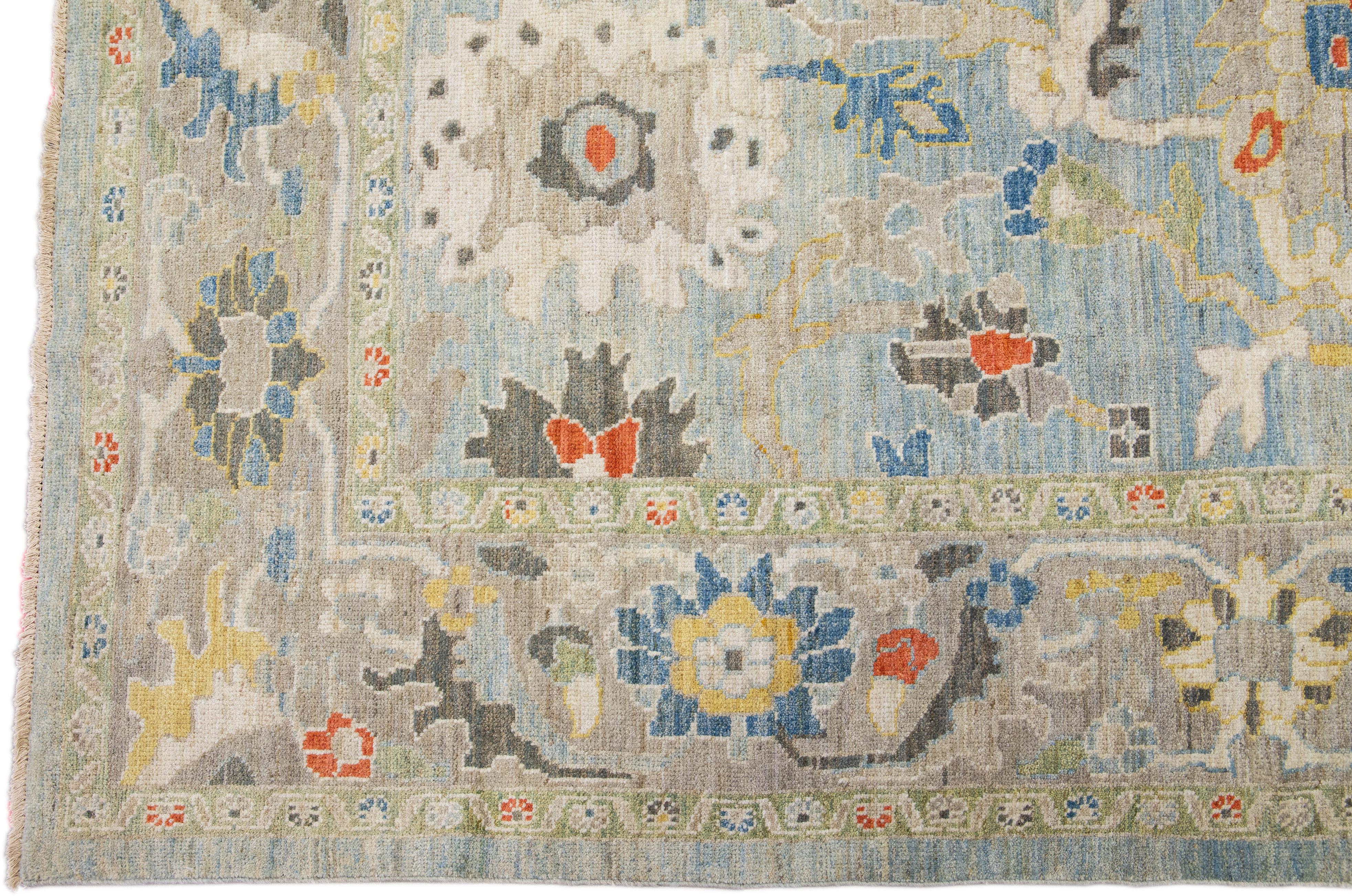 Moderner handgefertigter blauer Sultanabad-Wollteppich mit Blumenmotiv im Zustand „Neu“ im Angebot in Norwalk, CT