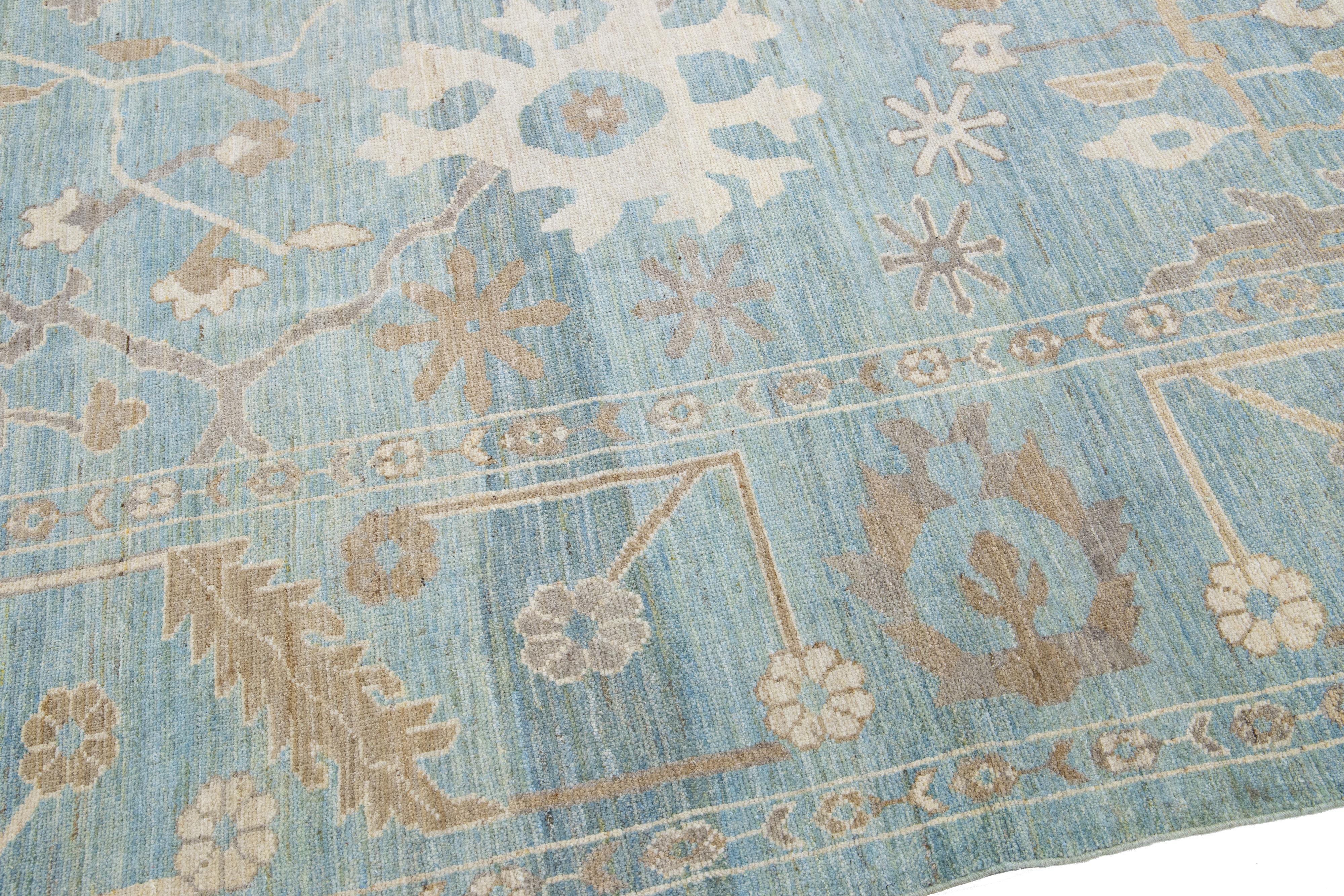 Alfombra moderna de lana azul con motivos florales hecha a mano en Sultanabad Rugs Siglo XXI y contemporáneo en venta