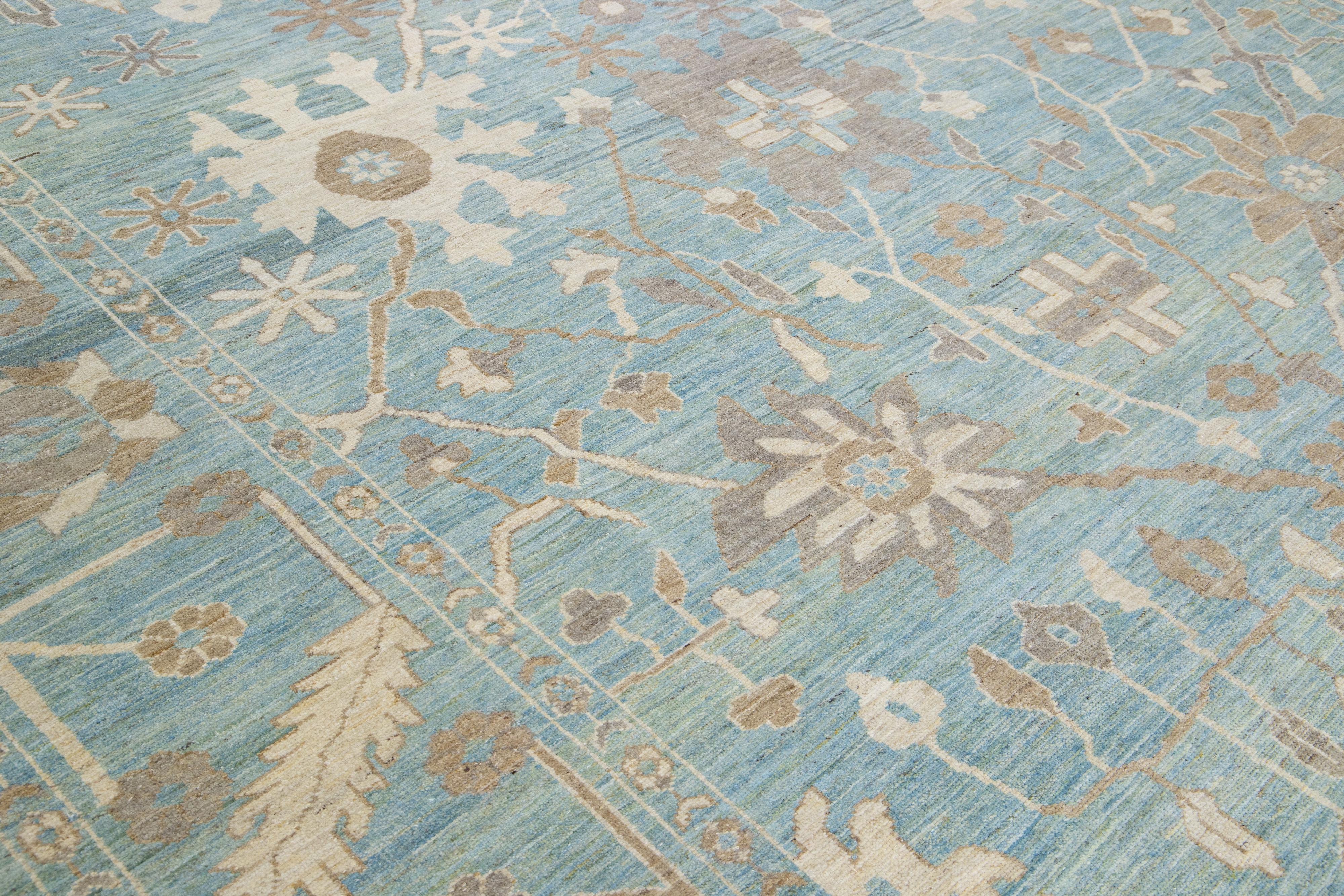 Alfombra moderna de lana azul con motivos florales hecha a mano en Sultanabad Rugs en venta 1