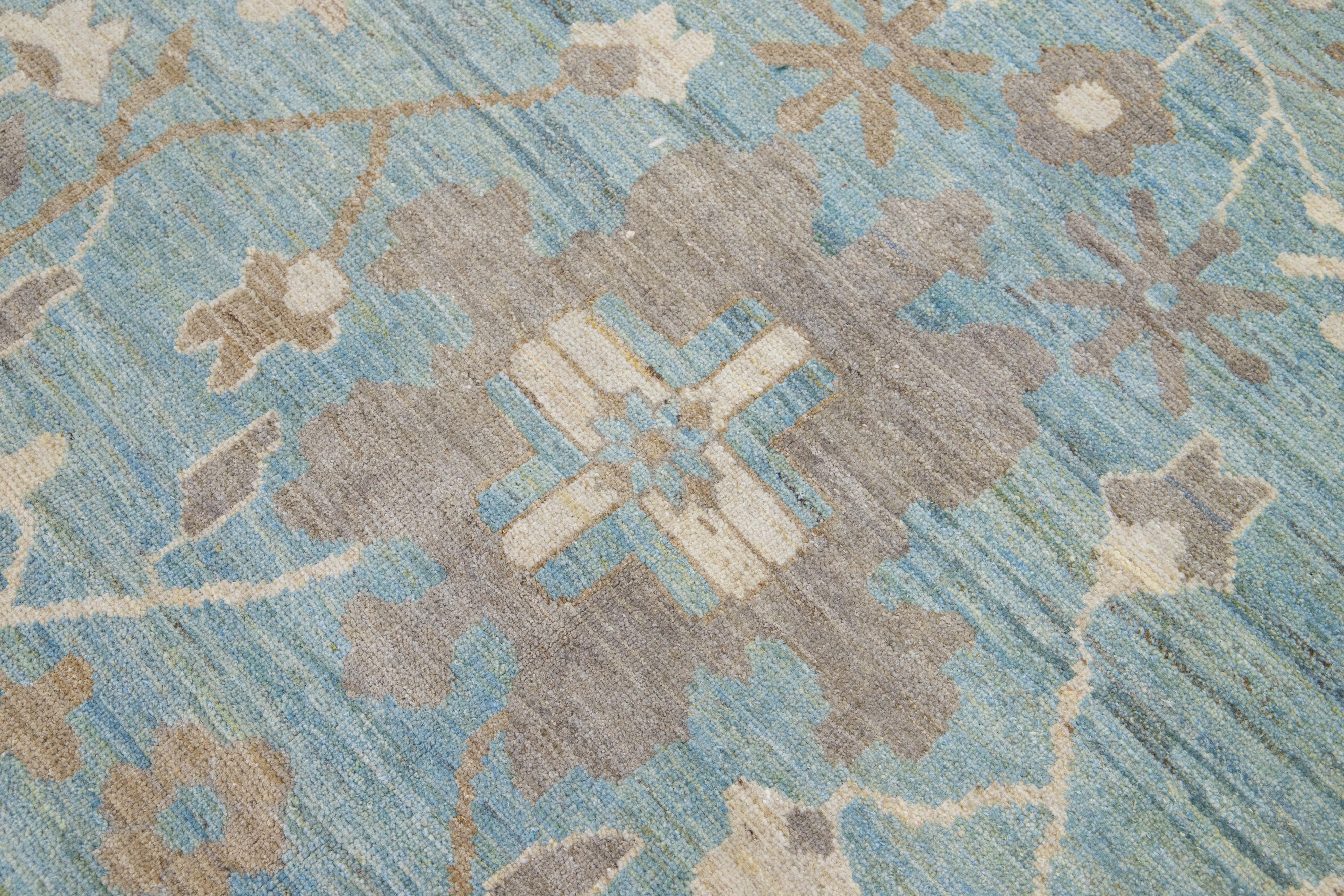 Alfombra moderna de lana azul con motivos florales hecha a mano en Sultanabad Rugs en venta 2