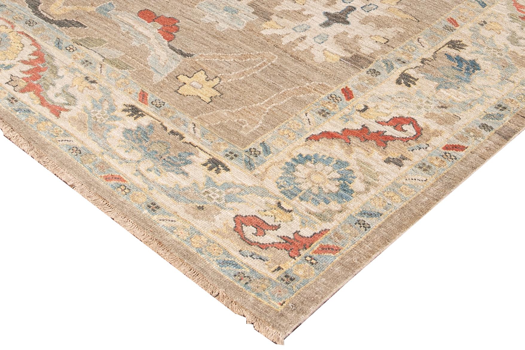 Magnifique tapis moderne Sultanabad en laine nouée à la main avec un champ de couleur beige. Ce tapis Sultanabad a un cadre ivoire et des accents jaunes, bleus et orange dans un magnifique motif floral géométrique classique.

Ce tapis mesure :
