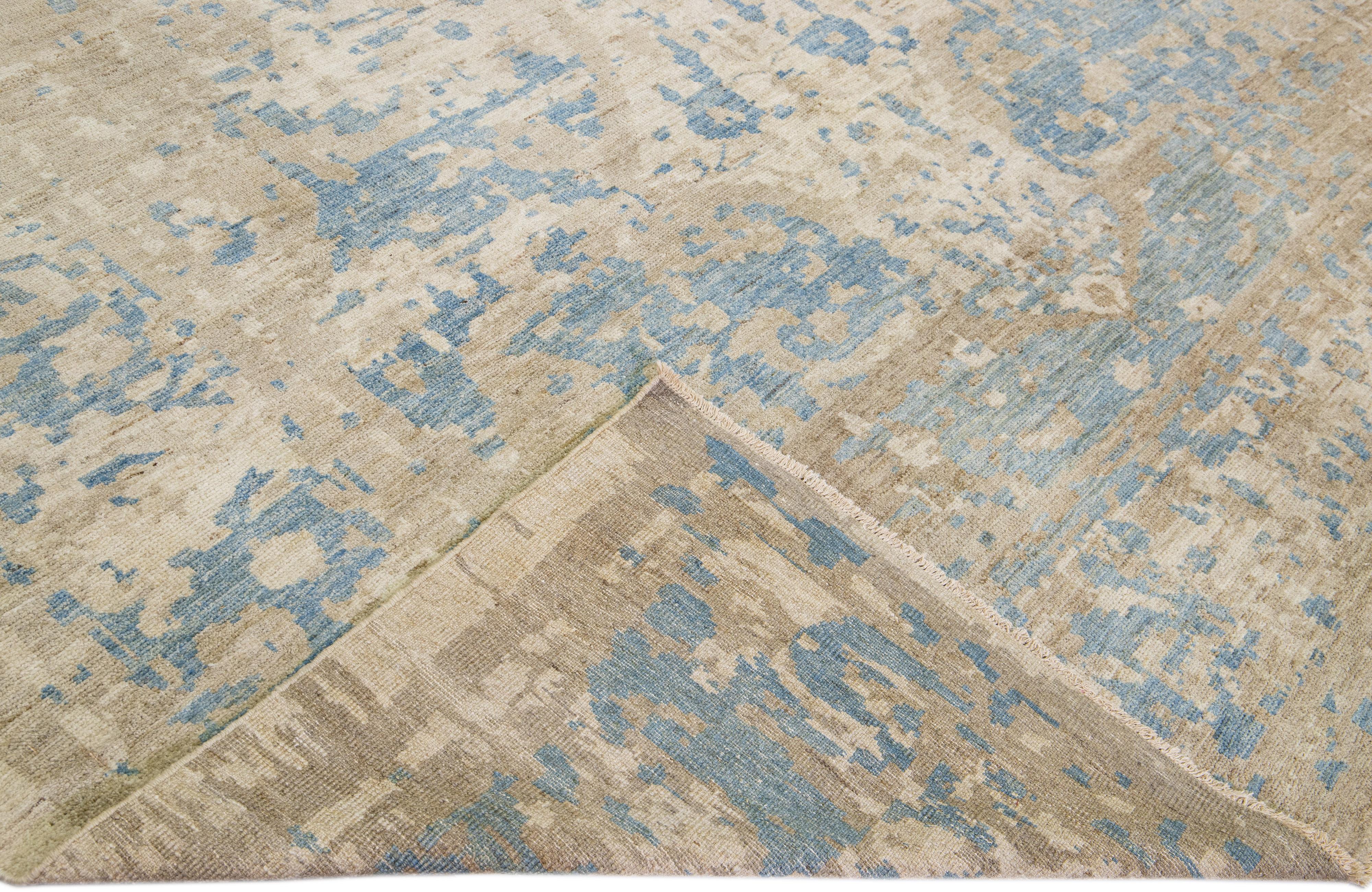 Schöner moderner, handgeknüpfter Sultanabad-Wollteppich mit blauem Feld. Dieser Sultanabad-Teppich hat beigefarbene und braune Akzente in einem wunderschönen klassischen Blumenmuster, das überall zu sehen ist.

Dieser Teppich misst: 9'6