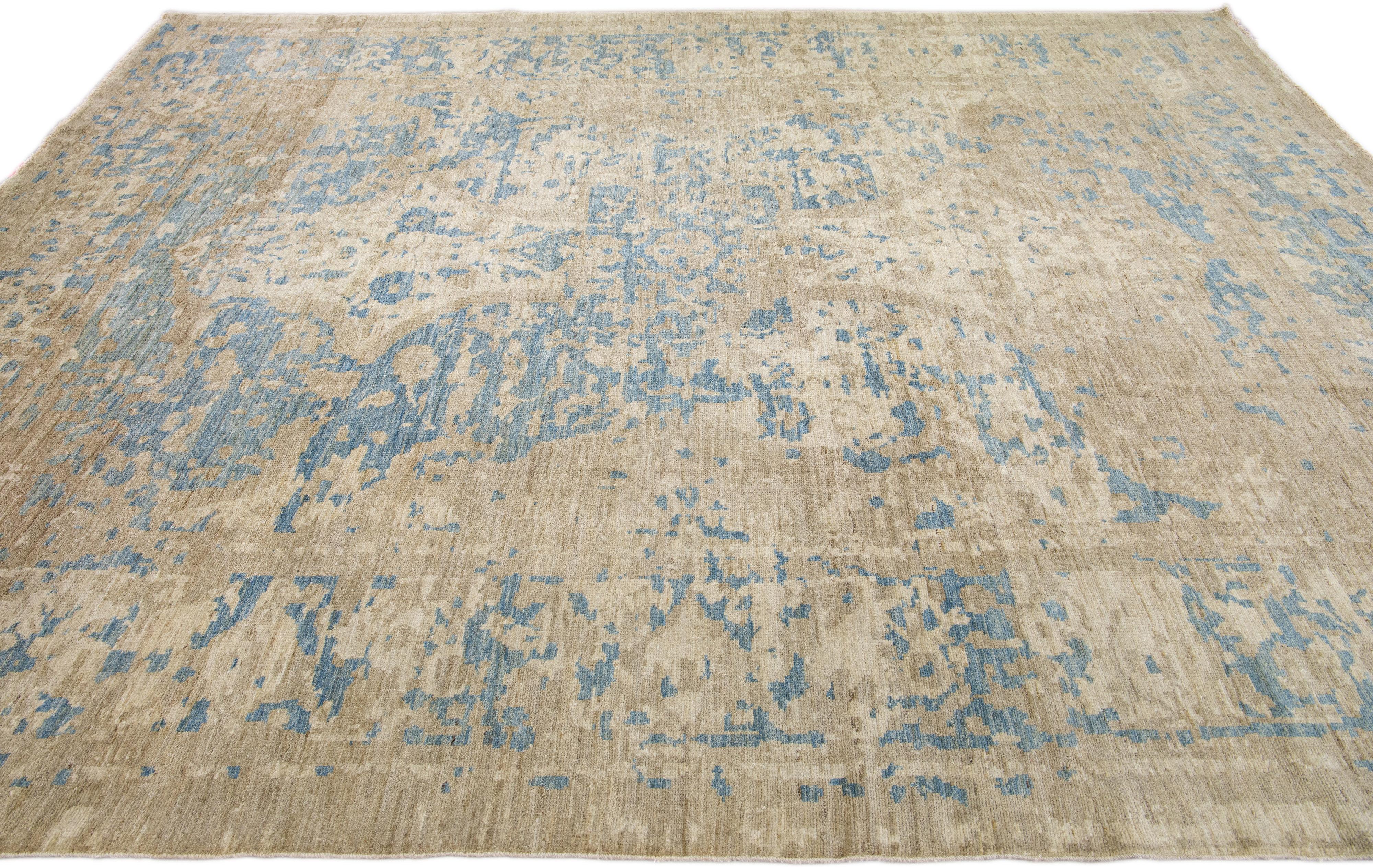Moderner handgefertigter blauer Sultanabad-Wollteppich mit Blumenmuster (Handgeknüpft) im Angebot