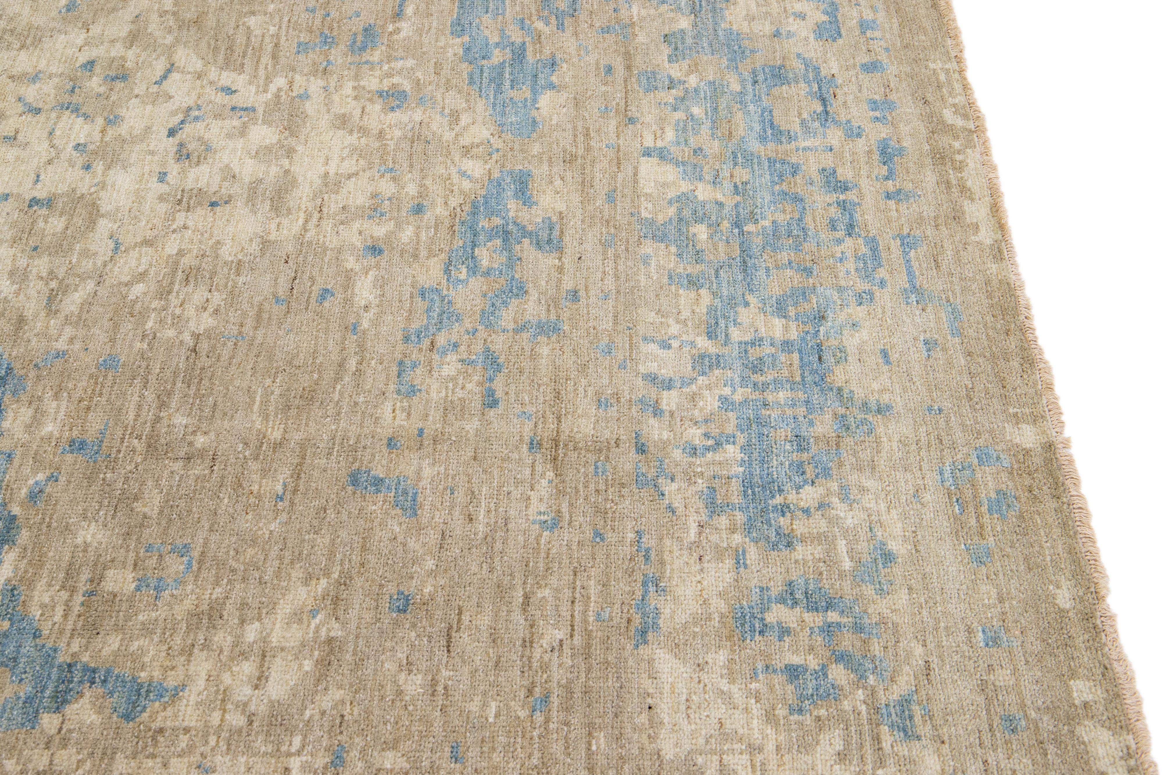Moderner handgefertigter blauer Sultanabad-Wollteppich mit Blumenmuster im Angebot 1