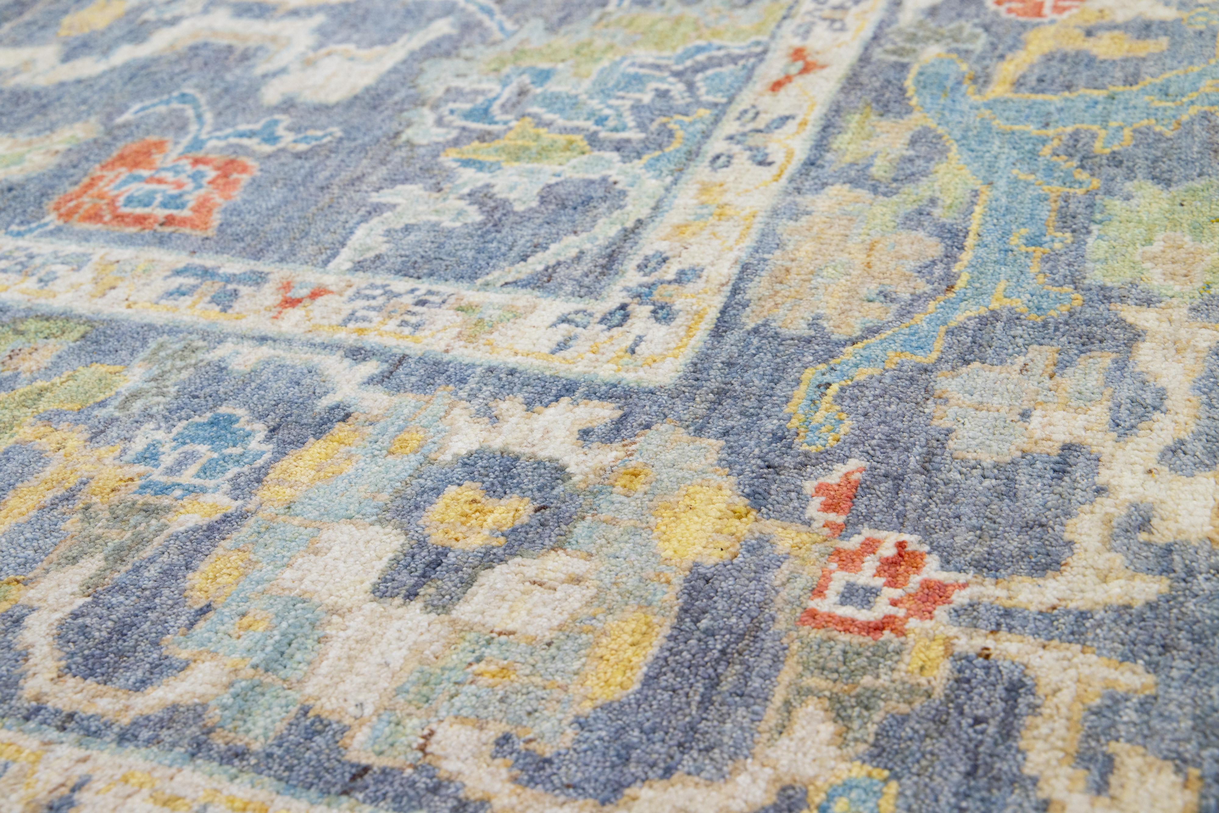 Moderner handgefertigter Sultanabad-Wollteppich in Blau mit Blumenmuster (Wolle) im Angebot
