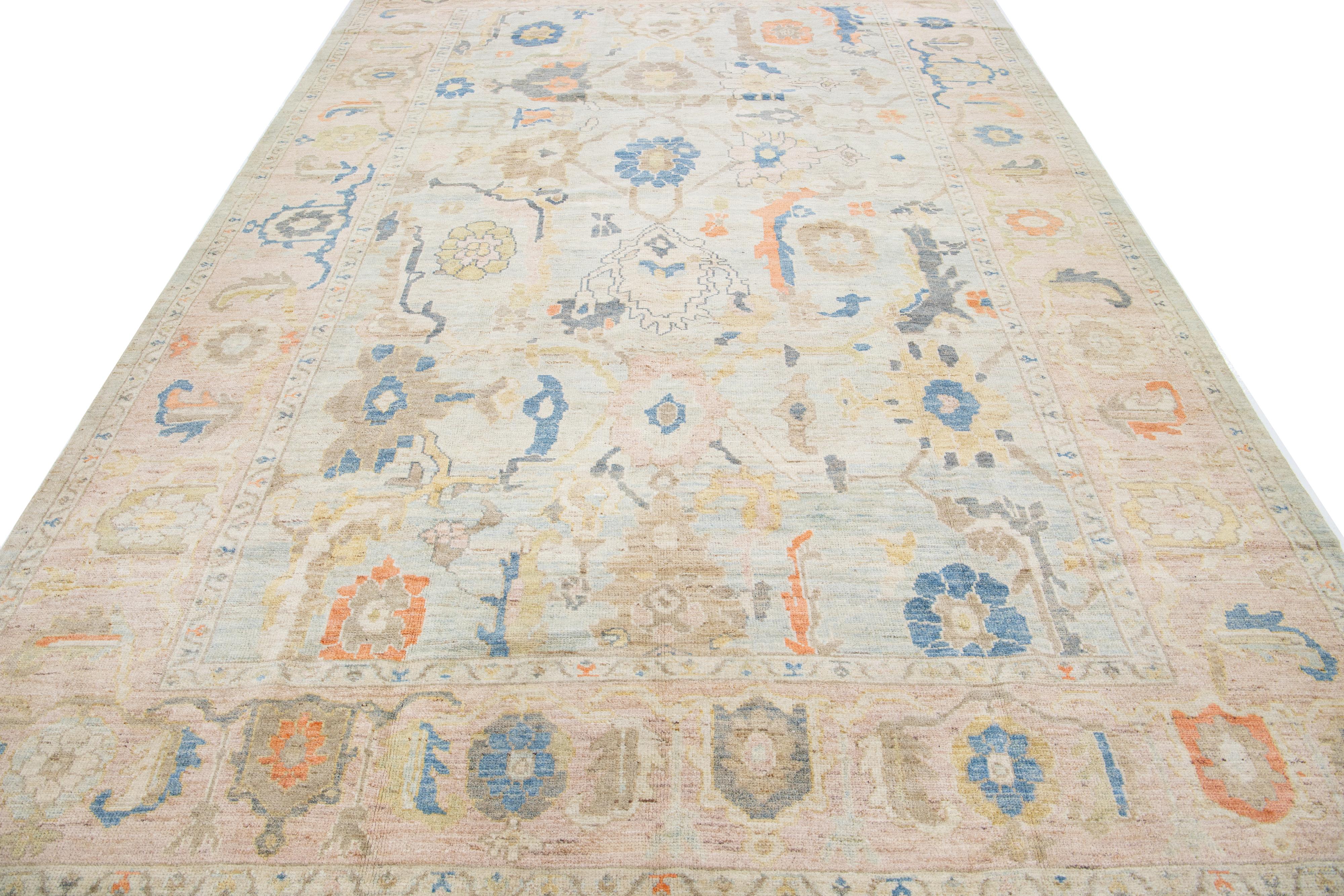 Moderner hellblauer handgefertigter Sultanabad-Wollteppich in Zimmergröße mit Blumenmuster (Persisch) im Angebot