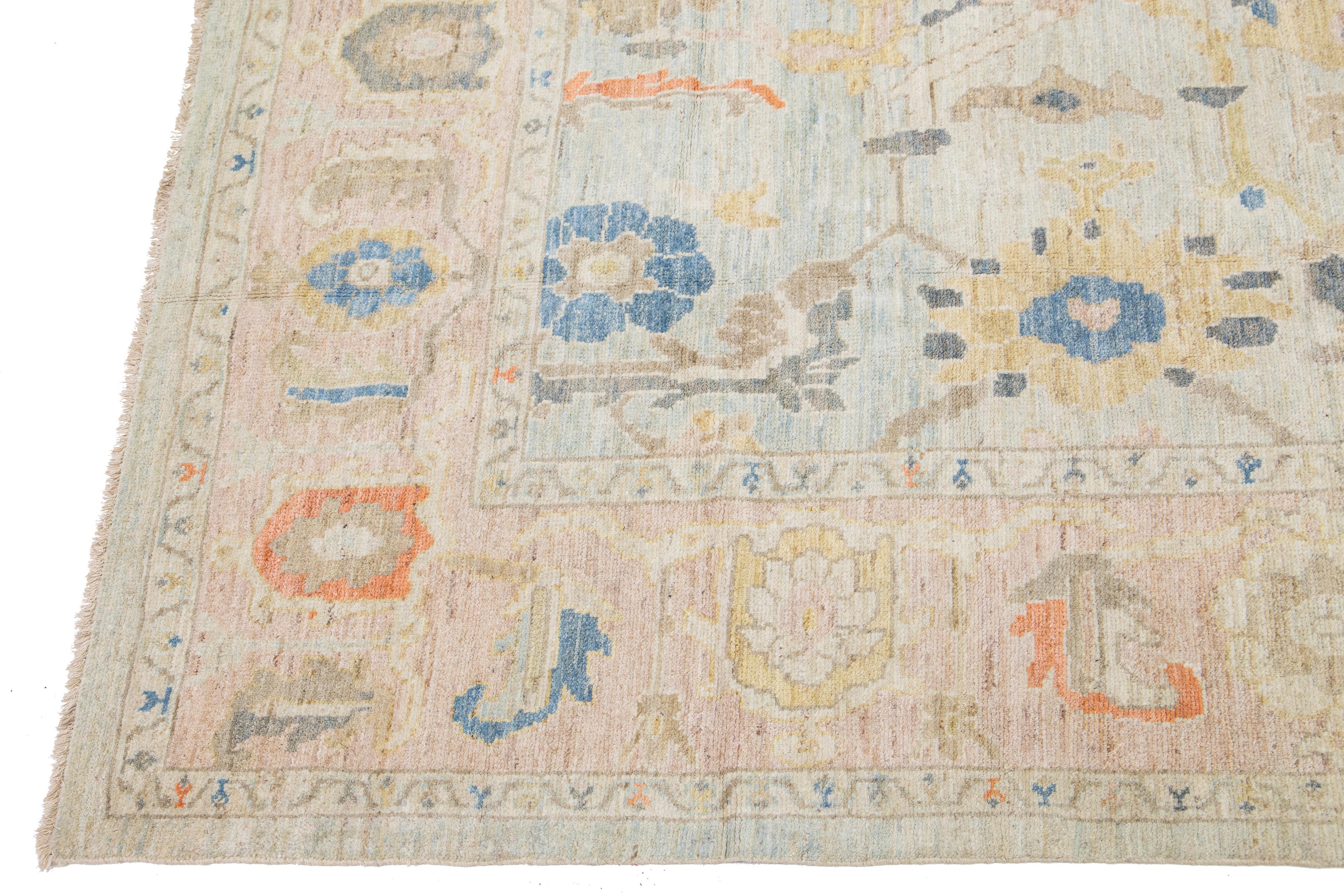 Moderner hellblauer handgefertigter Sultanabad-Wollteppich in Zimmergröße mit Blumenmuster (Handgeknüpft) im Angebot