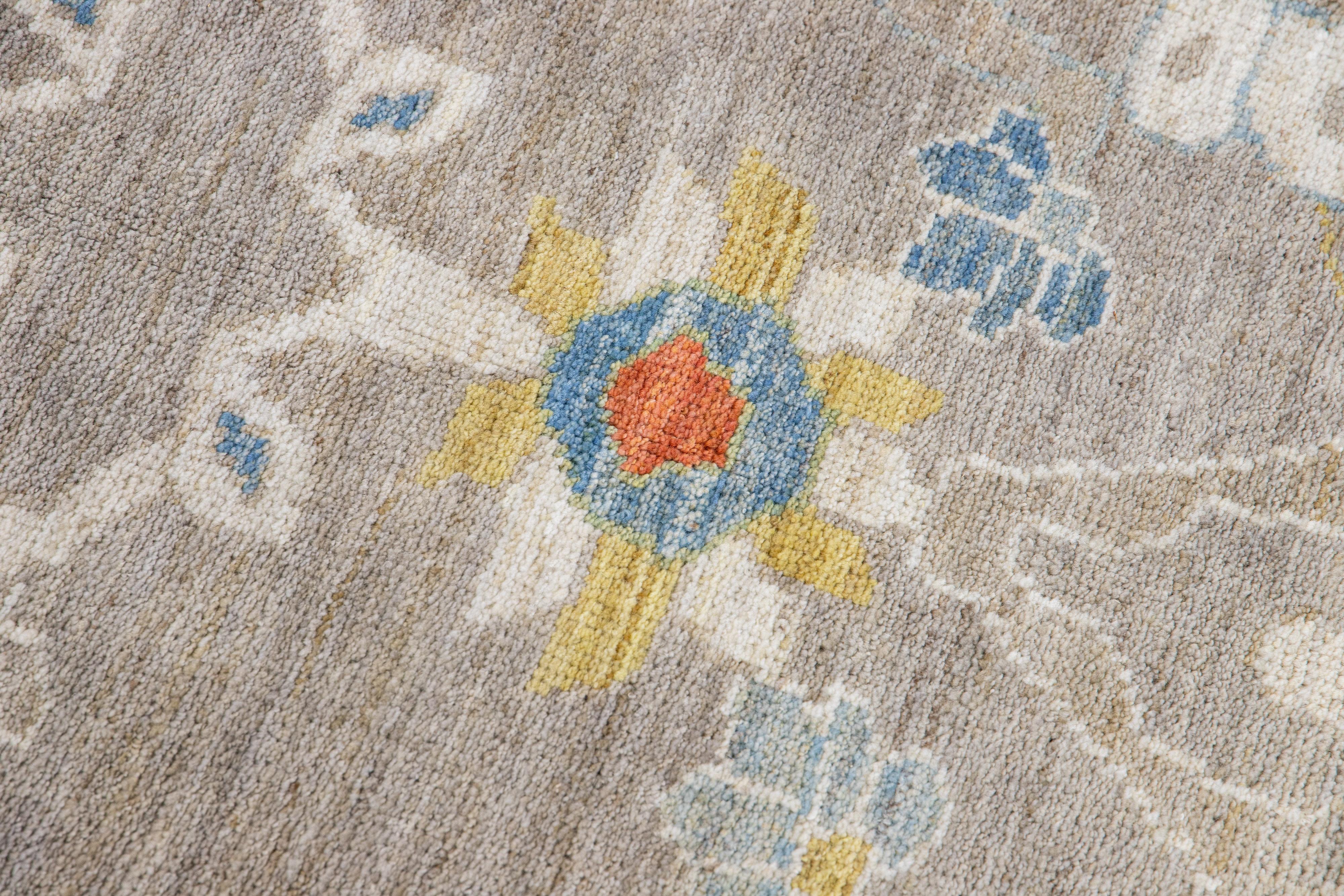 Modern Sultanabad Hellbraun Handgefertigter Wollteppich mit Blumenmuster im Angebot 3