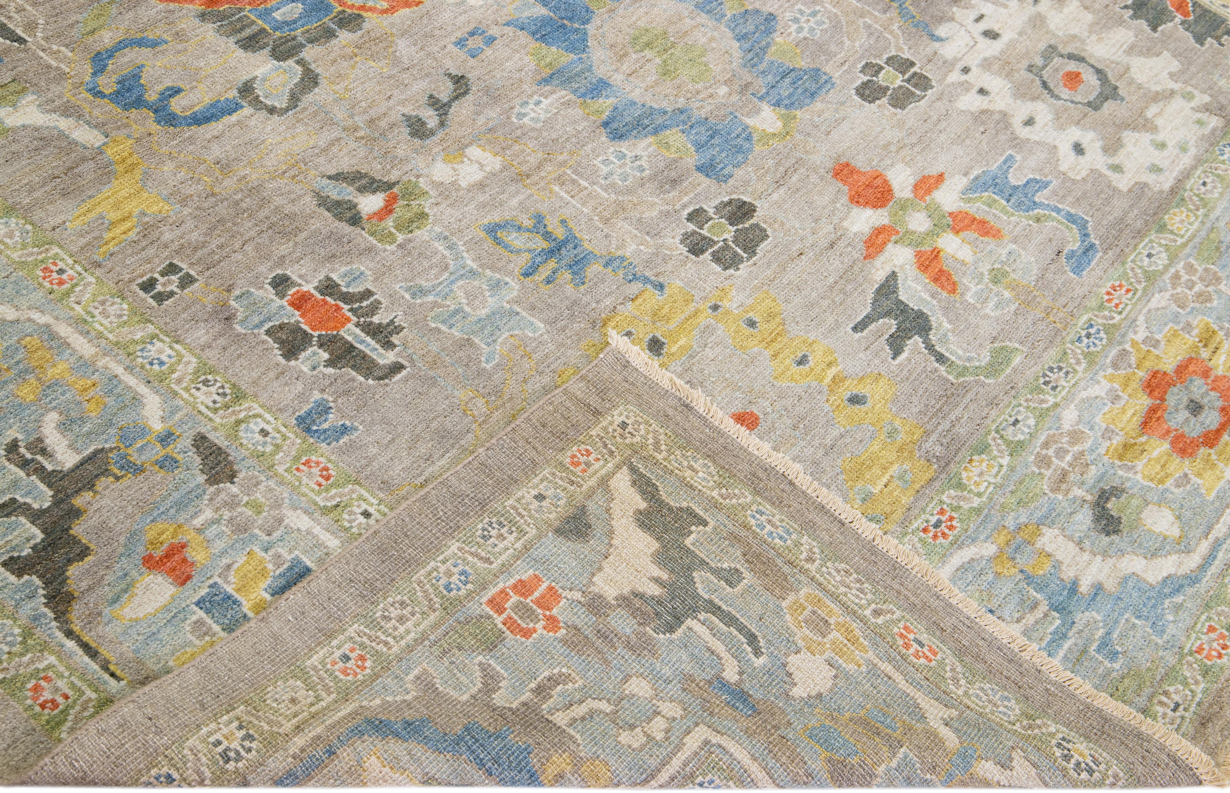Schöner moderner, handgeknüpfter Sultanabad-Wollteppich mit hellbraunem Feld. Dieser Sultanabad-Teppich hat einen hellblauen Rahmen und mehrfarbige Akzente in einem prächtigen klassischen Blumenmuster.

Dieser Teppich misst: 8'5