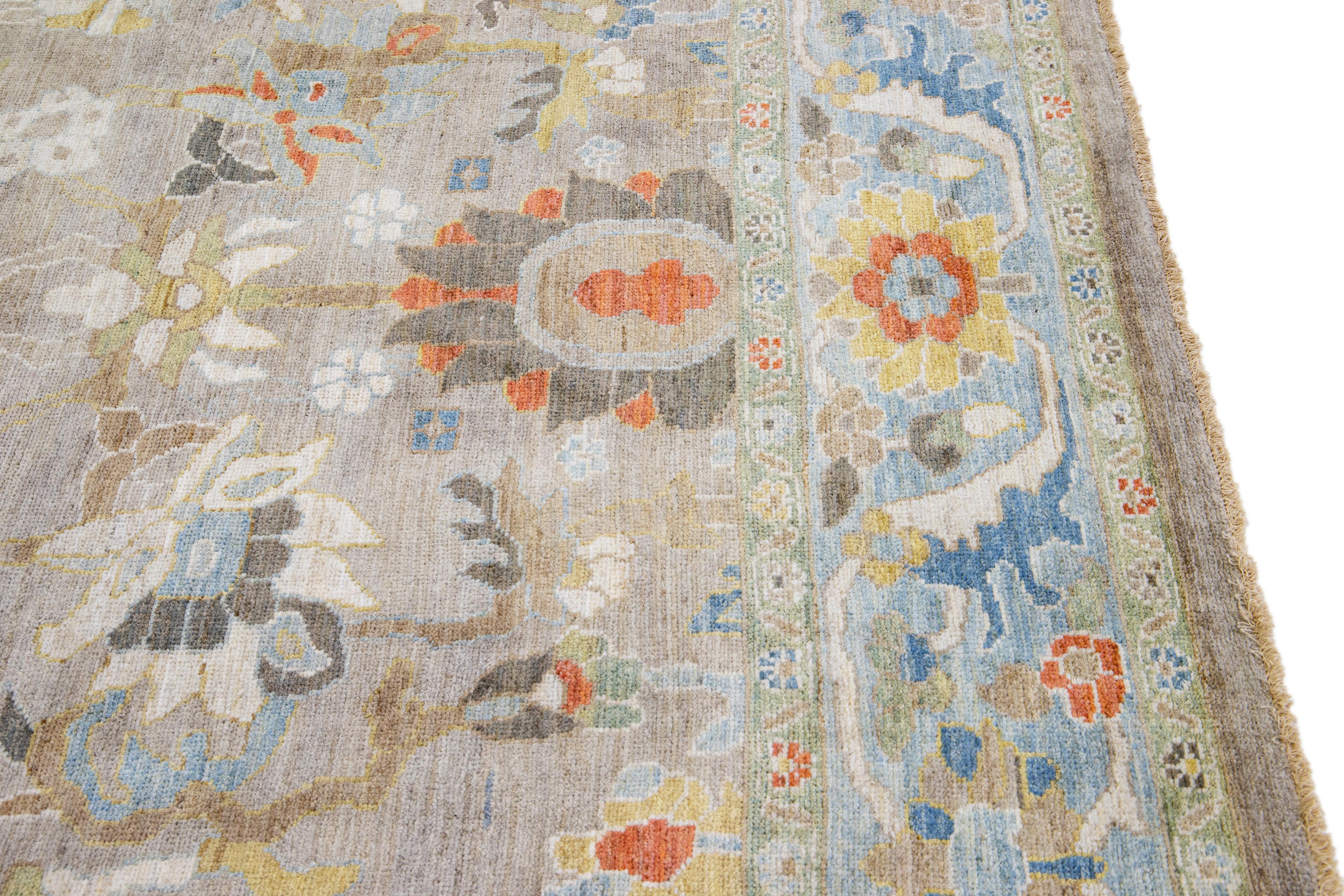 Modern Sultanabad Hellbraun Handgefertigter Wollteppich mit Blumenmuster im Angebot 1
