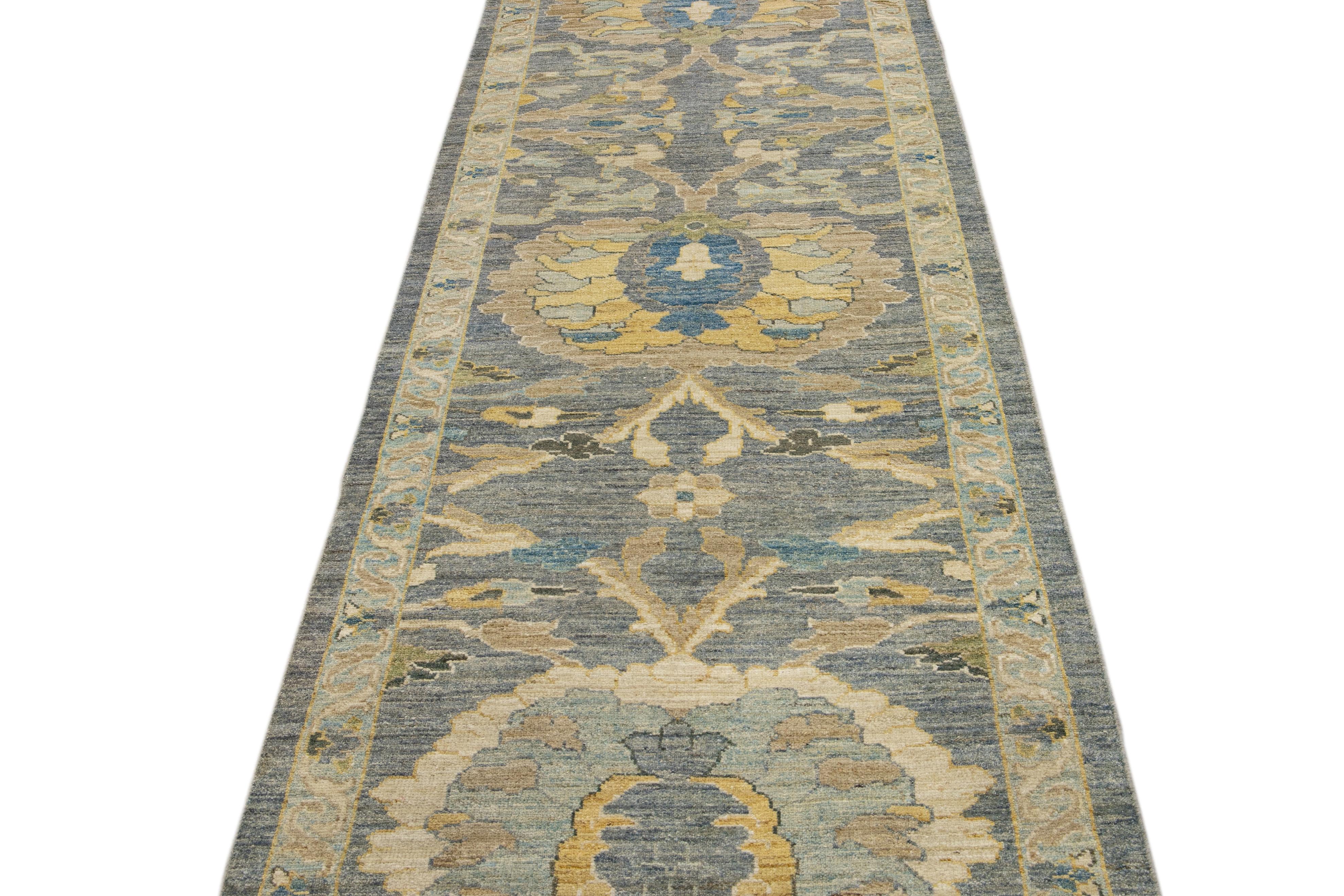 Bellissimo runner moderno in lana Sultanabad annodato a mano con campo blu navy. Questo runner Sultanabad ha una struttura blu e accenti marrone in uno splendido disegno floreale classico all-over.

Questo tappeto misura 3'7