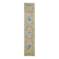 Moderno runner lungo in lana Sultanabad con motivo a trifoglio in blu