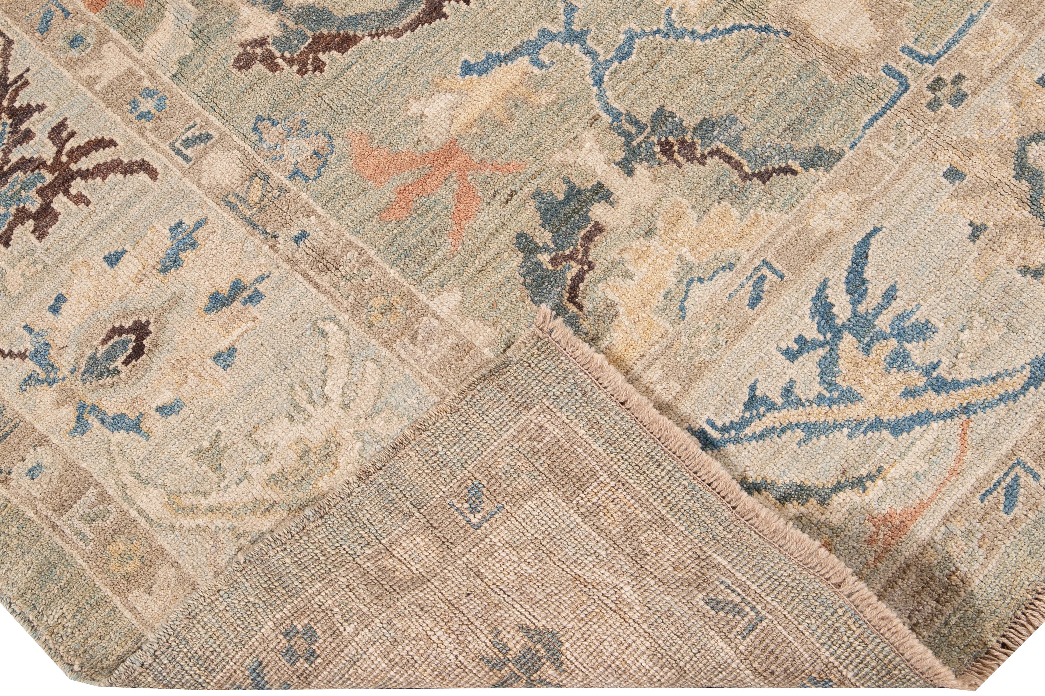 Magnifique tapis moderne Sultanabad en laine nouée à la main avec un champ beige. Ce tapis Sultanabad a un cadre bleu et des accents ivoire, jaune, bleu et pêche dans un magnifique motif floral géométrique classique.

Ce tapis mesure : 6'1
