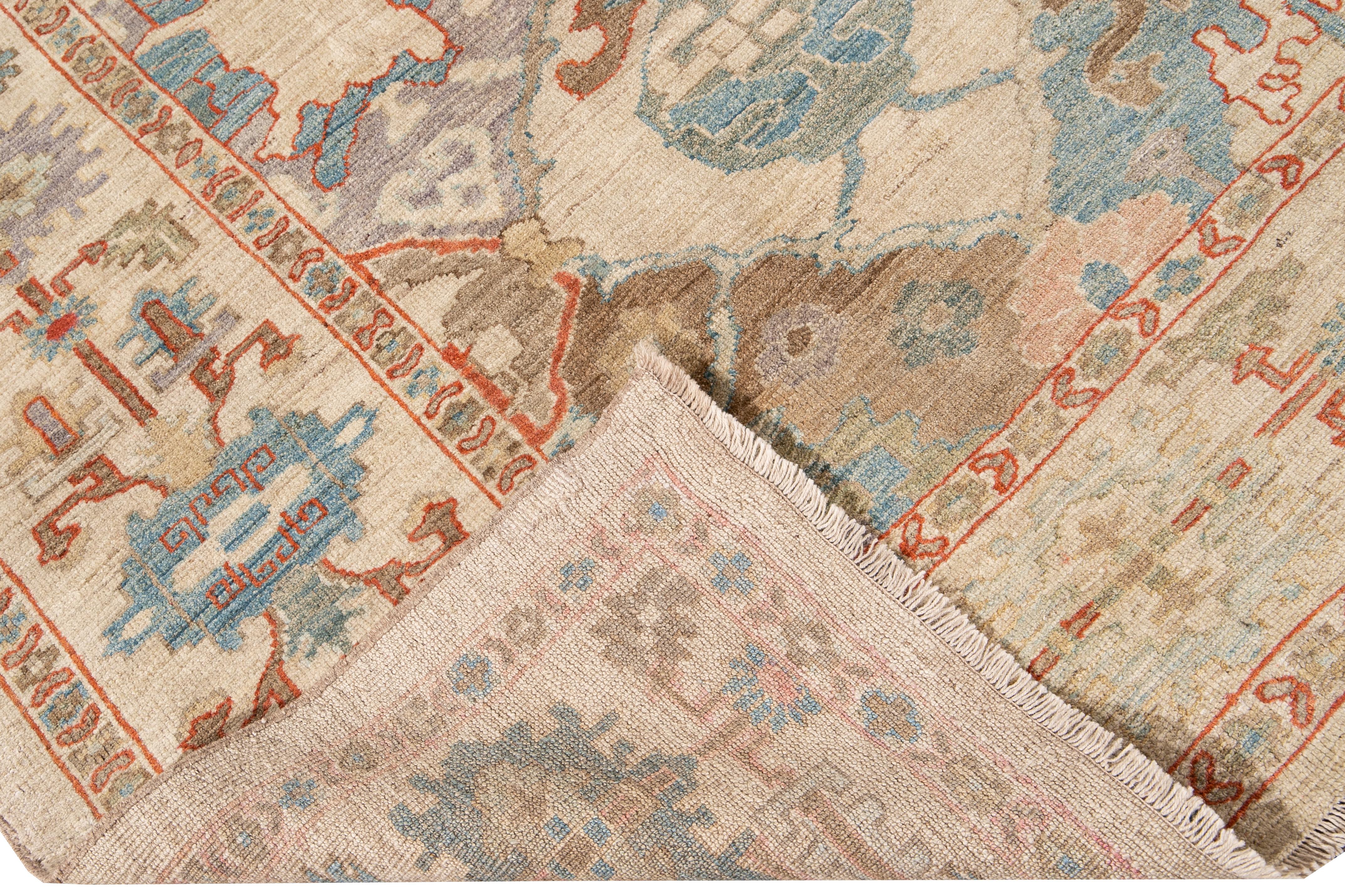 Wunderschöner moderner Sultanabad-Teppich aus handgeknüpfter Wolle mit beigem Feld. Dieser Sultanabad-Teppich hat einen mehrfarbigen Akzent in einem prächtigen klassischen Blumenmedaillon-Muster.

Dieser Teppich misst: 10'2
