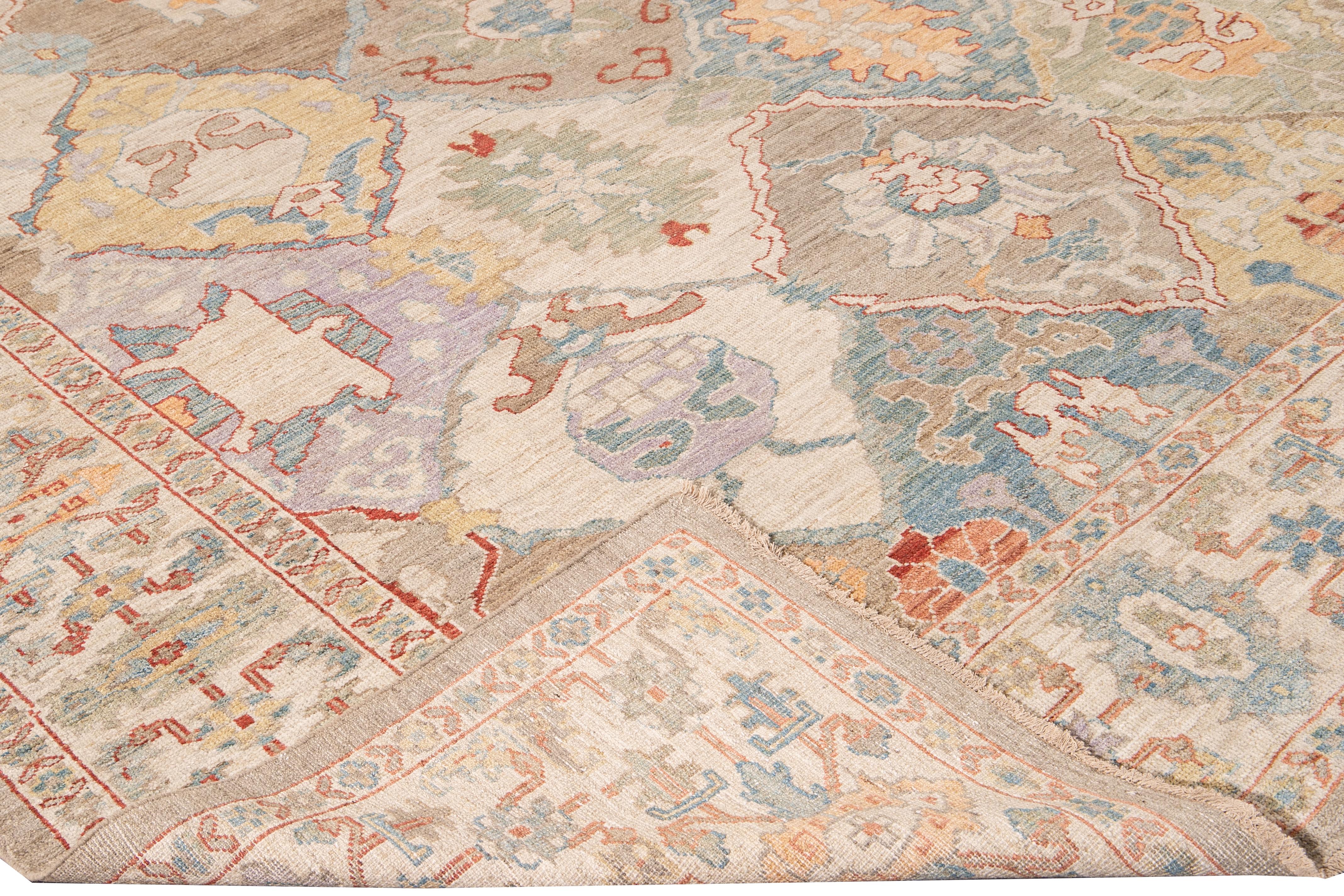 Schöner moderner, handgeknüpfter Sultanabad-Wollteppich mit beigem Feld. Dieser Sultanabad-Teppich hat einen blauen, gelben, violetten und elfenbeinfarbenen Akzent in einem wunderschönen, floralen Medaillon-Design.

Dieser Teppich misst: 9'11