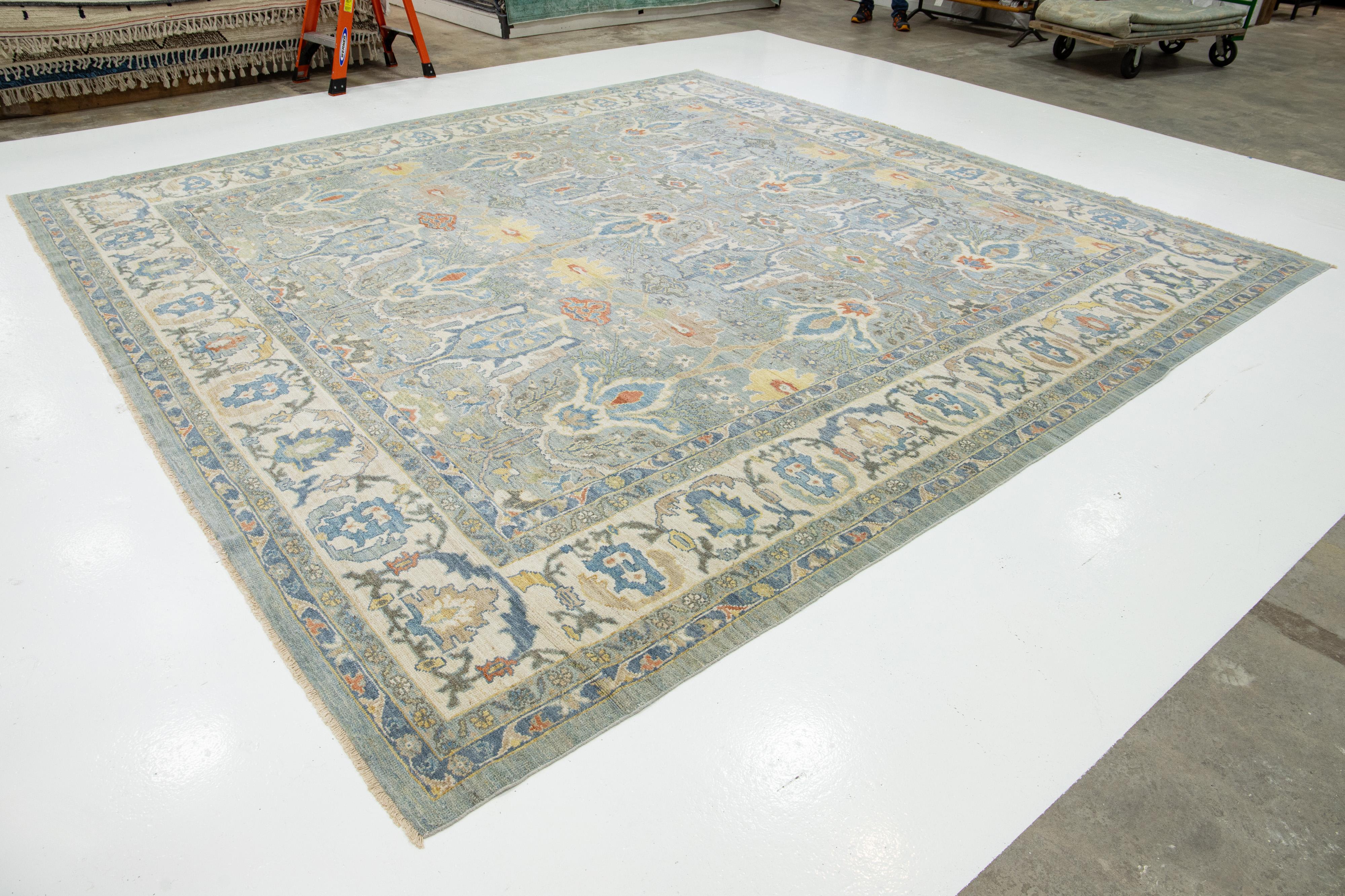 Apadana's Moderner quadratischer Sultanabad-Wollteppich in Blau mit Allover-Muster (Pakistanisch) im Angebot