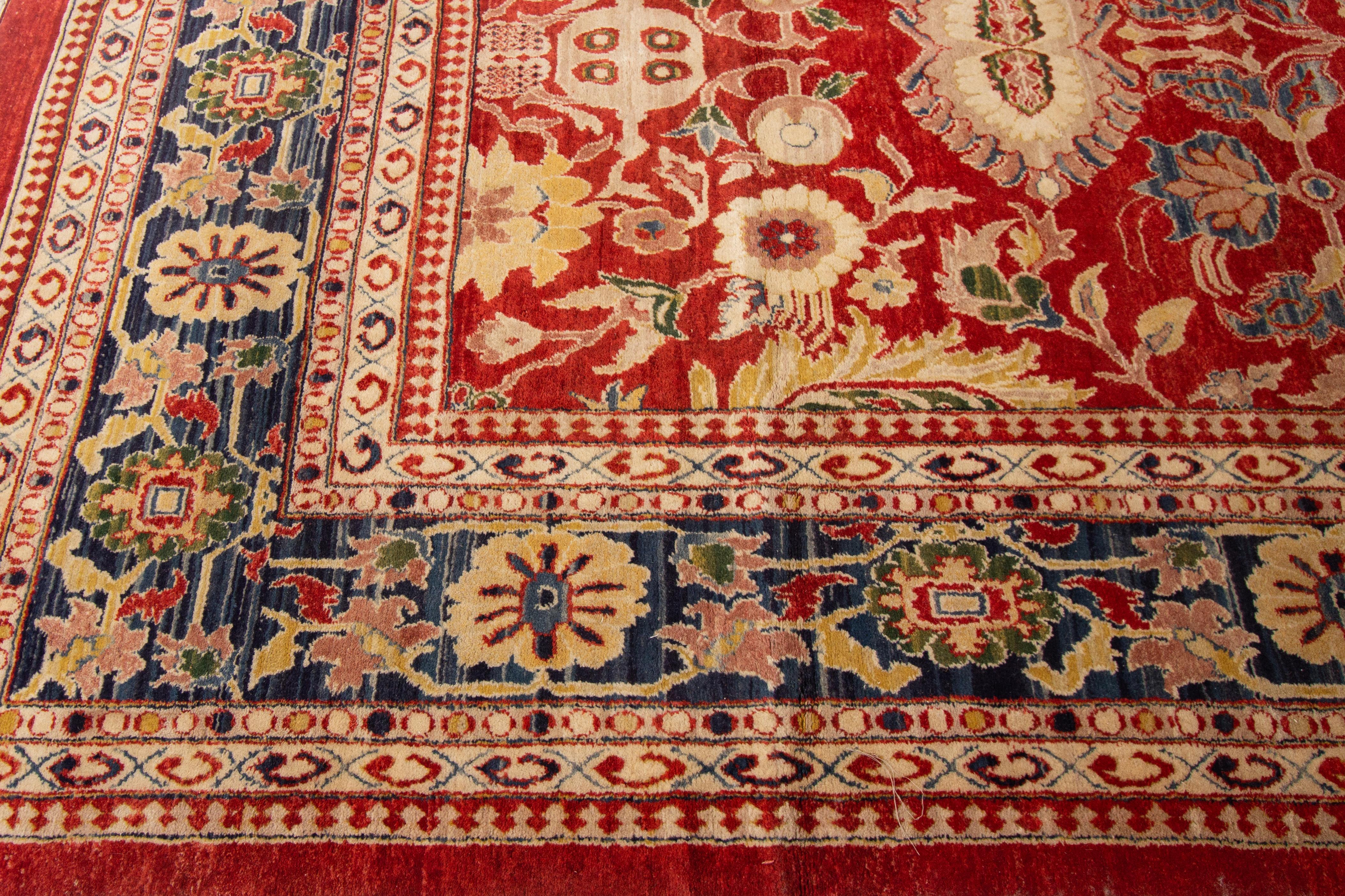 Modern Sultanabad Style Rug In Excellent Condition For Sale In Norwalk, CT