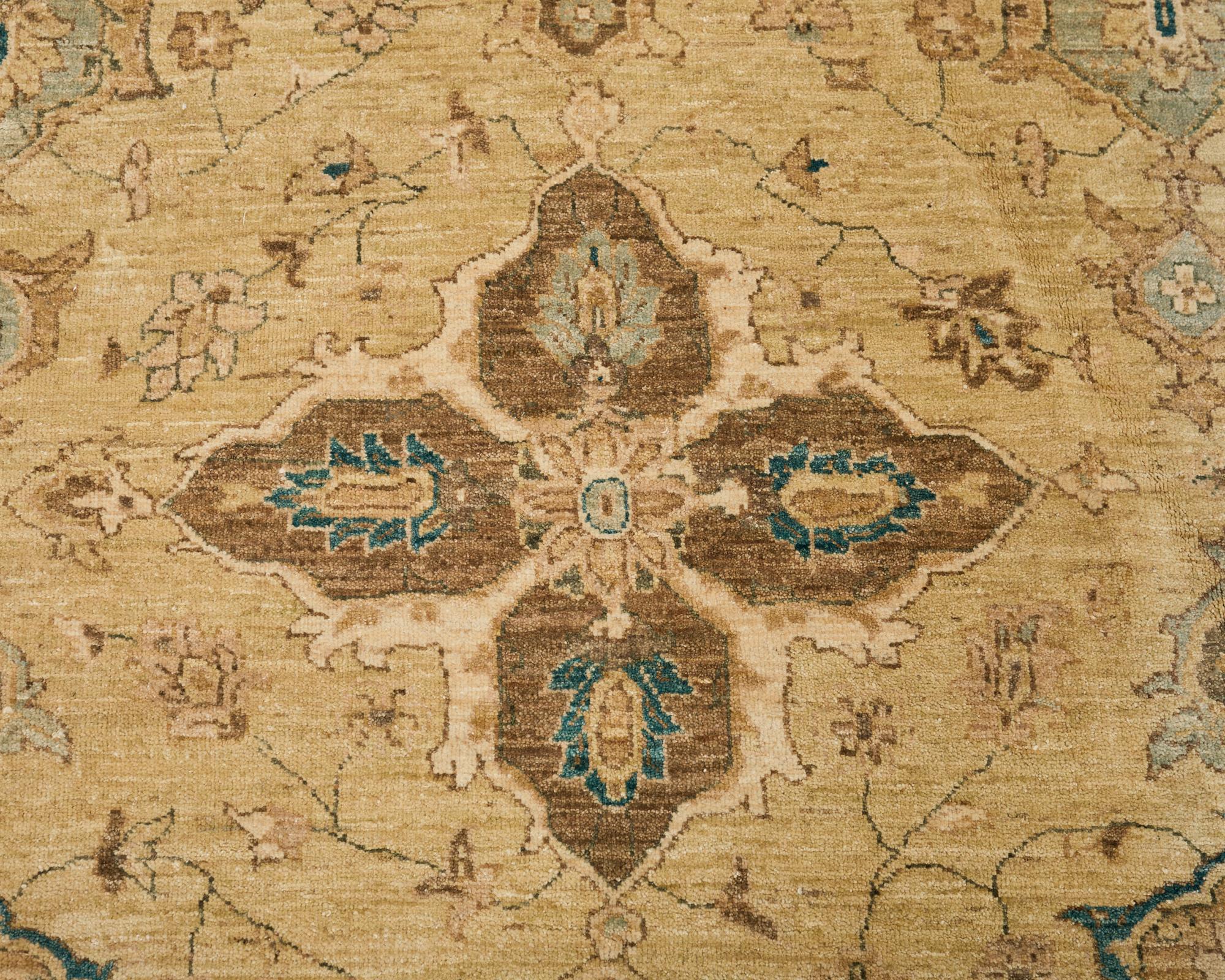 Tapis carré de style Sultanabad à motif floral stylisé en vente 3