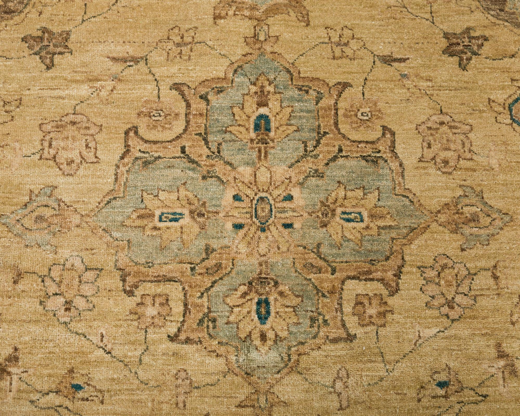 Tapis carré de style Sultanabad à motif floral stylisé en vente 4