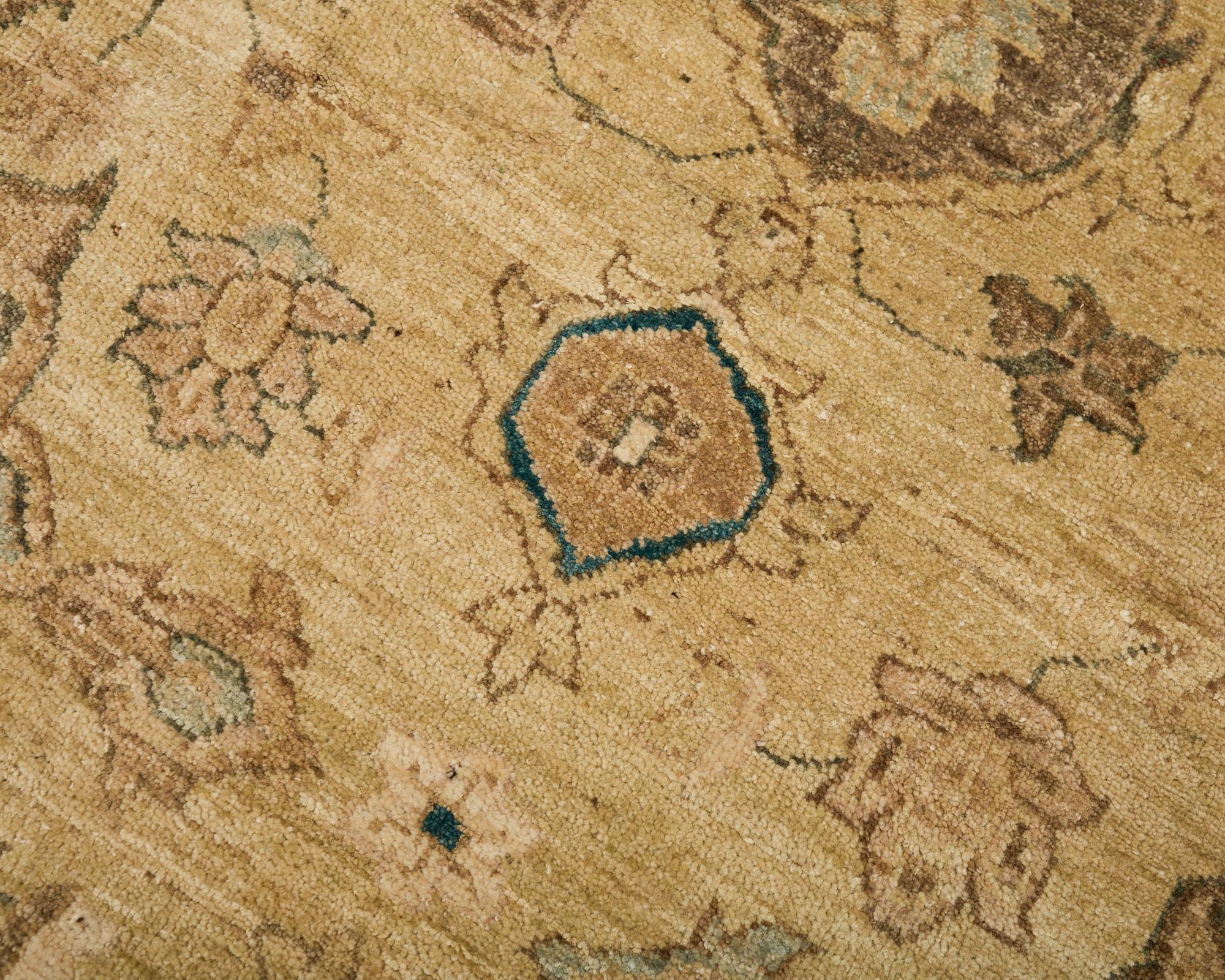 Tapis carré de style Sultanabad à motif floral stylisé en vente 5