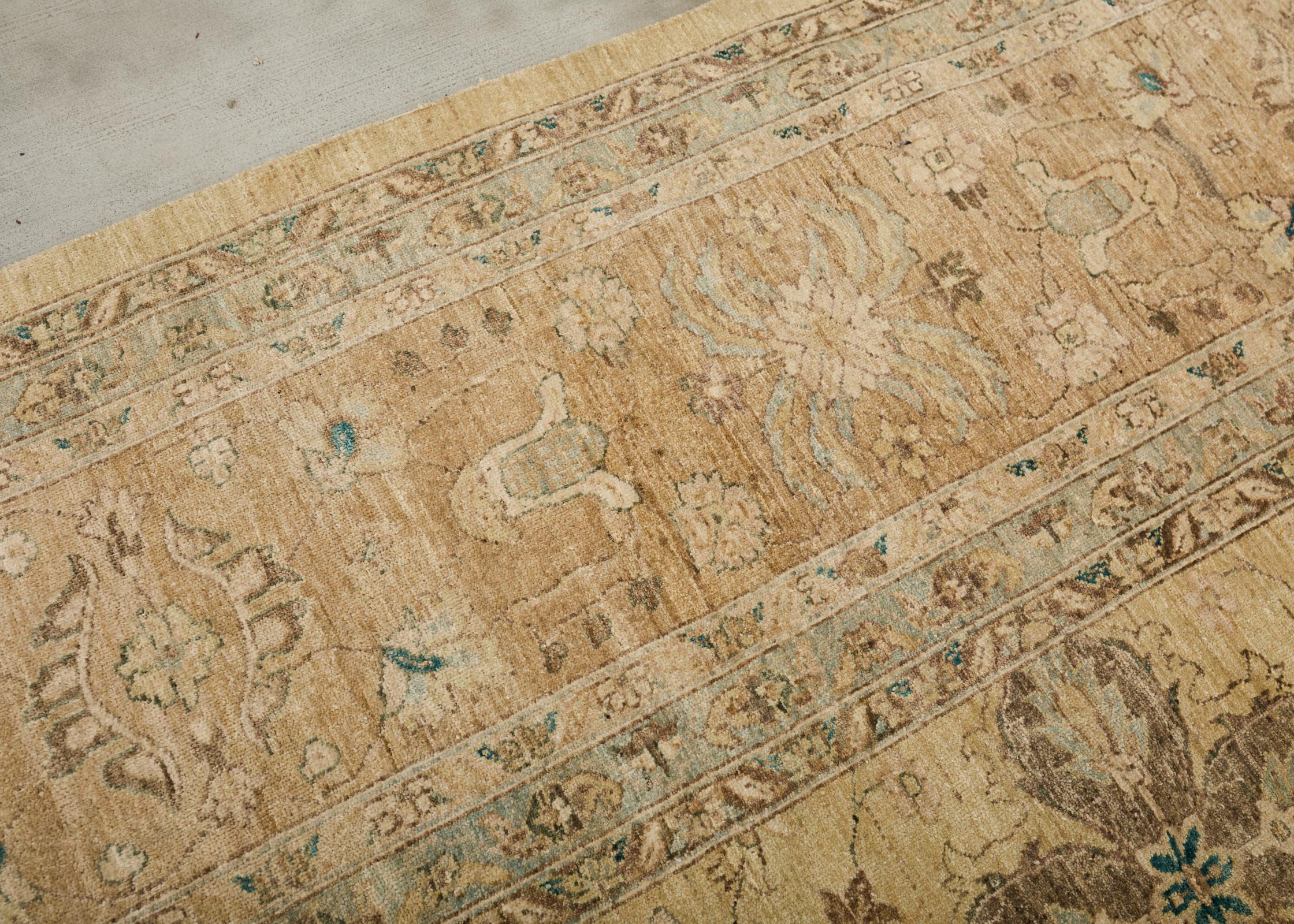 Tapis carré de style Sultanabad à motif floral stylisé en vente 6