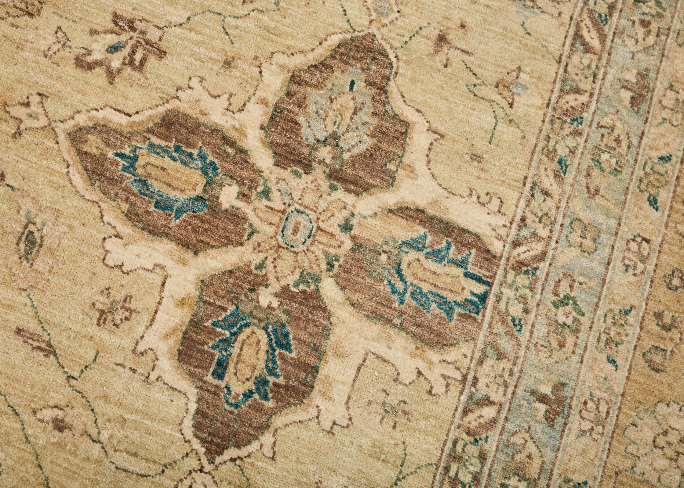 Tapis carré de style Sultanabad à motif floral stylisé en vente 10