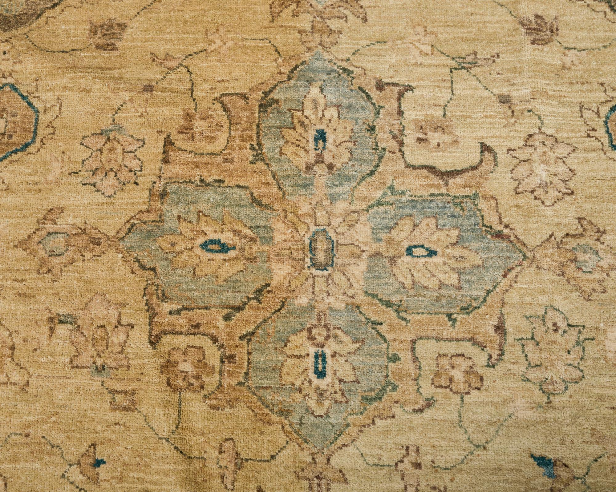 Tapis carré de style Sultanabad à motif floral stylisé en vente 11