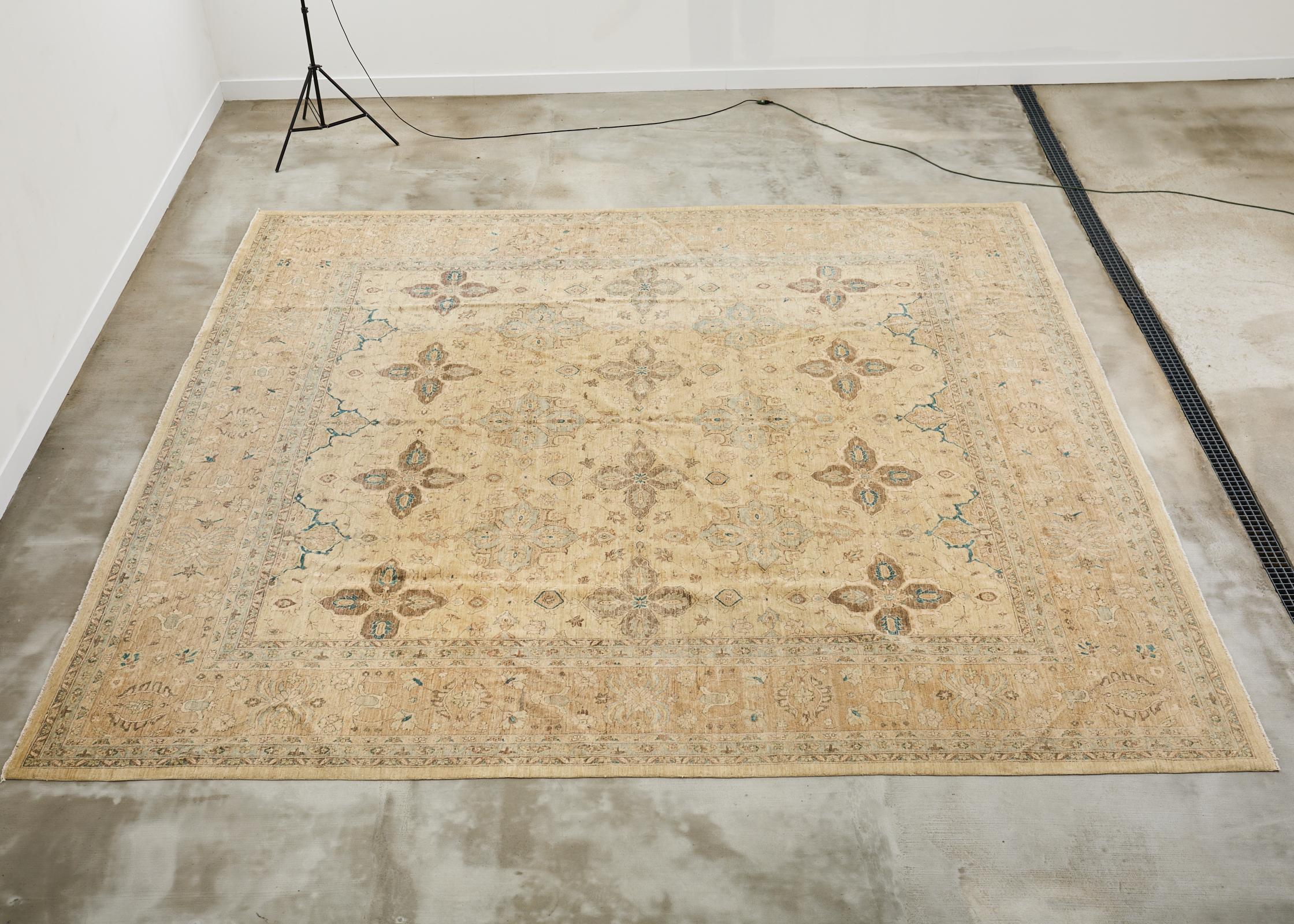 Afghan Tapis carré de style Sultanabad à motif floral stylisé en vente