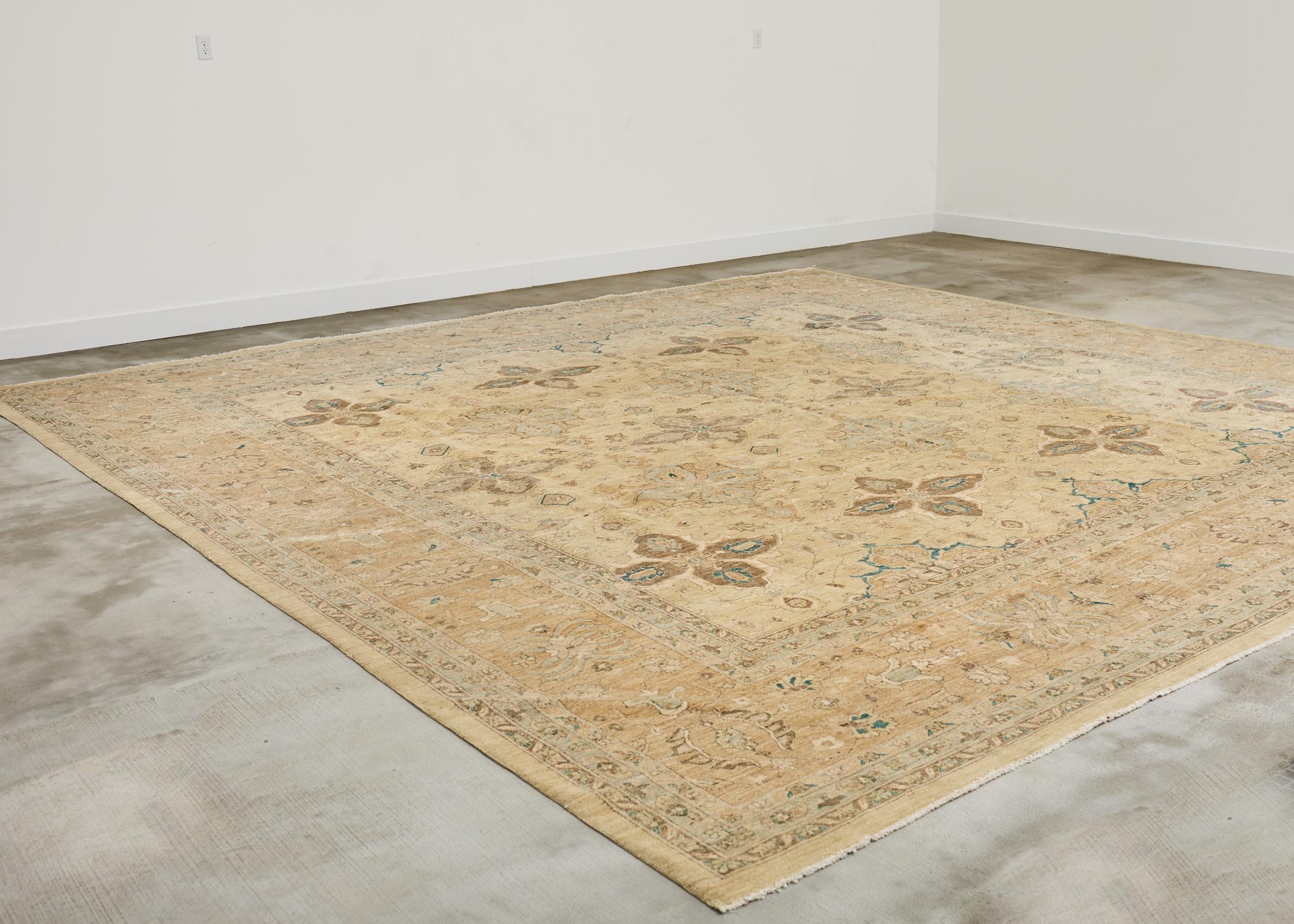 Noué à la main Tapis carré de style Sultanabad à motif floral stylisé en vente