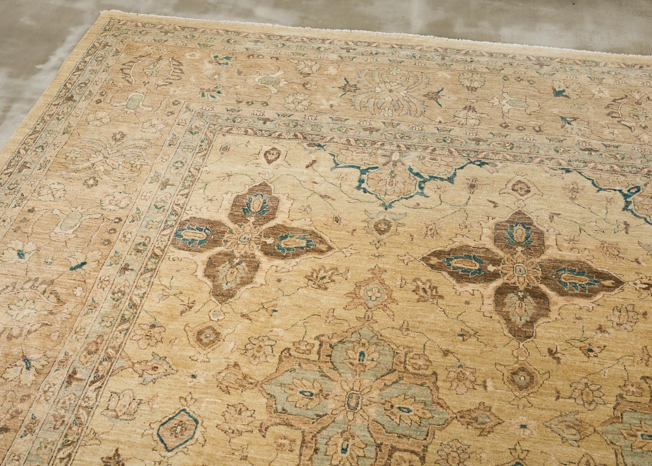 Tapis carré de style Sultanabad à motif floral stylisé Bon état - En vente à Rio Vista, CA