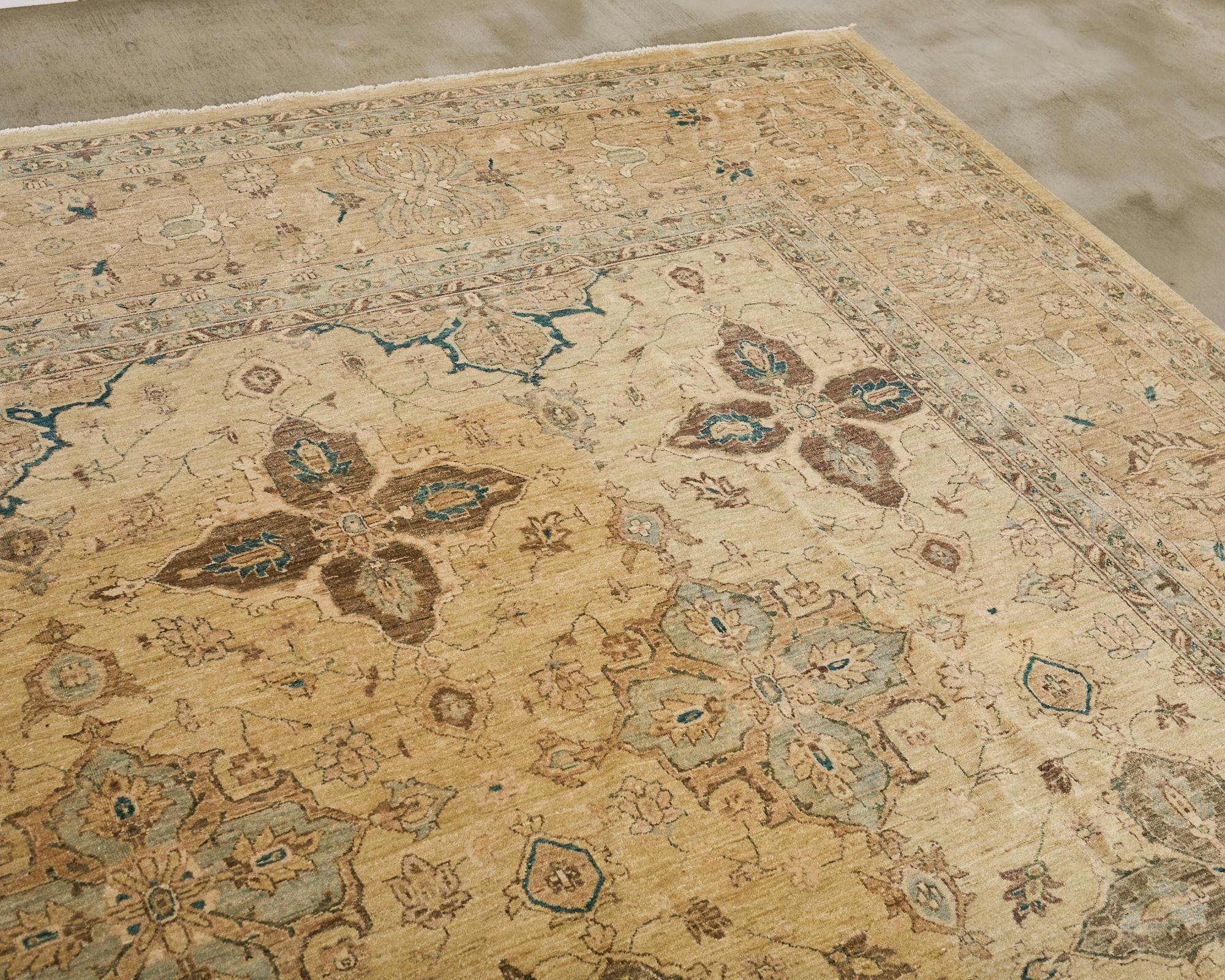 20ième siècle Tapis carré de style Sultanabad à motif floral stylisé en vente